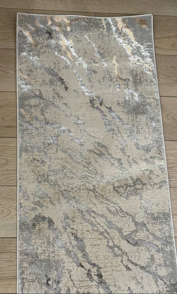 La colección KAI combina elegancia contemporánea con una textura luminosa que realza cualquier espacio. Confeccionados en una mezcla de poliéster y viscosa brillante, estos tapetes ofrecen un acabado suave al tacto y un sutil efecto de brillo que aporta sofisticación visual. Su respaldo 100% de algodón brinda estabilidad y durabilidad, mientras que su elaboración en telar a máquina garantiza precisión en cada detalle.


El tono de los colores pueden variar ligeramente según la&nbsp;iluminación&nbsp;de las f