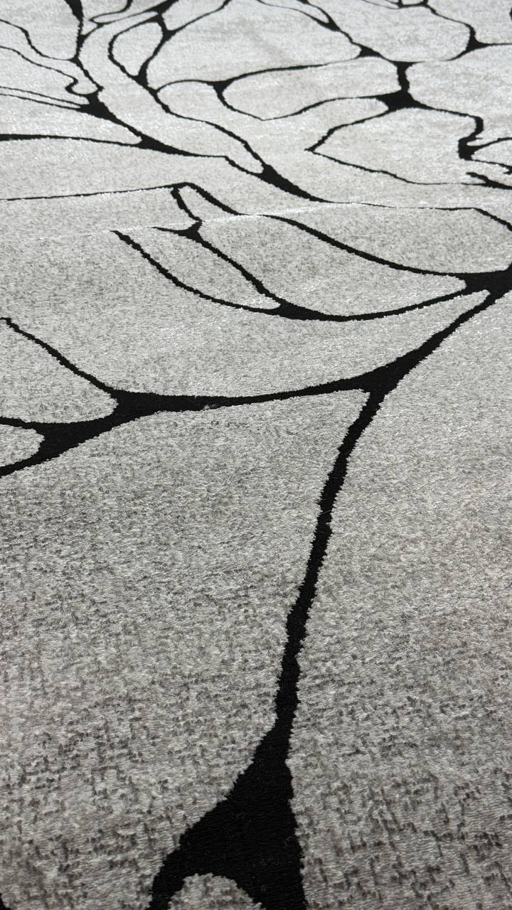 De nuestra colección POLAR: Este tapete color negro y gris con plata, elaborado con&nbsp;hilo de poliéster brillante de alta calidad, aporta suavidad, estilo y un sutil brillo que realza cualquier espacio. Su diseño contemporáneo y textura confortable lo convierten en una pieza funcional y decorativa para el hogar.

Características:

Tejido a máquina.
Hilo de poliéster brillante de alta calidad.
Textura suave al tacto.
Reverso de algodón para mayor resistencia y durabilidad.
Diseño plegable para fácil almac