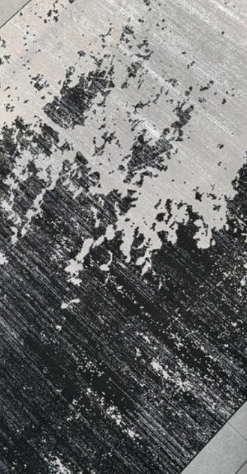 De nuestra colección POLAR: Este tapete color negro con plata, elaborado con hilo de poliéster brillante de alta calidad, aporta suavidad, estilo y un sutil brillo que realza cualquier espacio. Su diseño contemporáneo y textura confortable lo convierten en una pieza funcional y decorativa para el hogar.

Características:

Tejido a máquina.
Hilo de poliéster brillante de alta calidad.
Textura suave al tacto.
Reverso de algodón para mayor resistencia y durabilidad.
Diseño plegable para fácil almacenamiento y 
