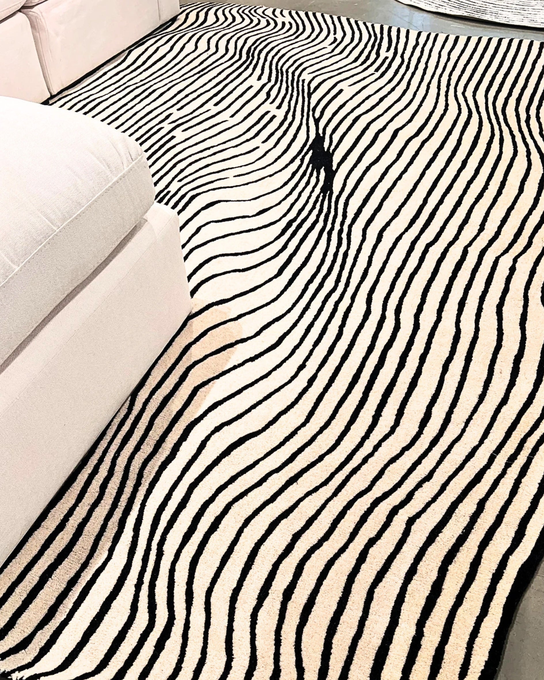 De nuestra colección Premium Hand Tufted: Este tapete rayado en beige con negro es una pieza artesanal única, hecha completamente a mano con materiales premium y un proceso que puede tomar hasta 3 meses, reflejando dedicación, detalle y exclusividad en cada fibra.

Características:

Hecho a mano.
Base de algodón.
70% lana de Nueva Zelanda, 30% viscosa.
Hecho en India.&nbsp;