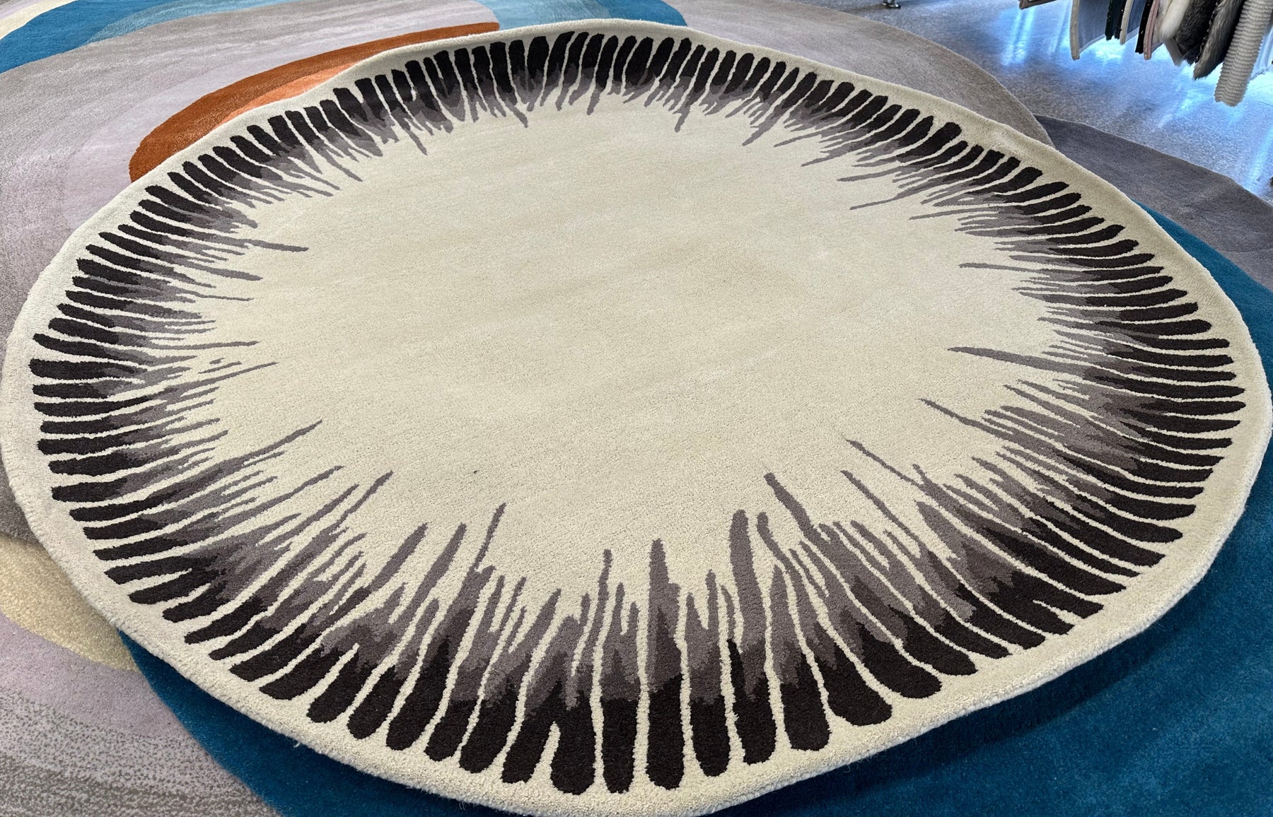 De nuestra colección Premium Hand Tufted: Este tapete circular color Ivory con negro es diseño único. Cada tapete es una pieza&nbsp;artesanal única, hecha completamente a mano con materiales premium y un proceso que puede tomar hasta 3 meses, reflejando dedicación, detalle y exclusividad en cada fibra.

Características:

Hecho a mano.
Base de algodón.
70% lana de Nueva Zelanda, 30% viscosa.
Hecho en India.&nbsp;