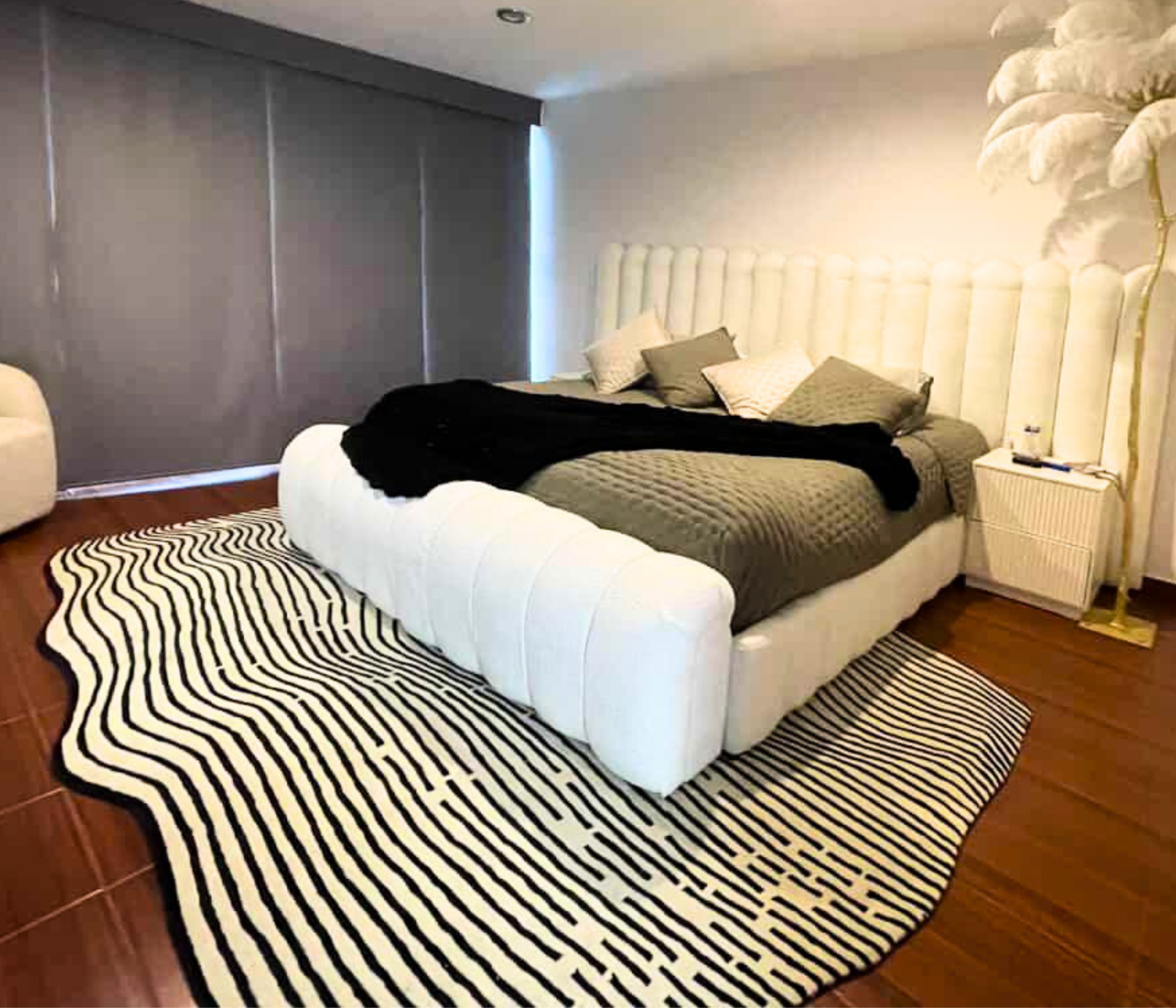 De nuestra colección Premium Hand Tufted: Este tapete rayado en beige con negro es una pieza artesanal única, hecha completamente a mano con materiales premium y un proceso que puede tomar hasta 3 meses, reflejando dedicación, detalle y exclusividad en cada fibra.

Características:

Hecho a mano.
Base de algodón.
70% lana de Nueva Zelanda, 30% viscosa.
Hecho en India.&nbsp;