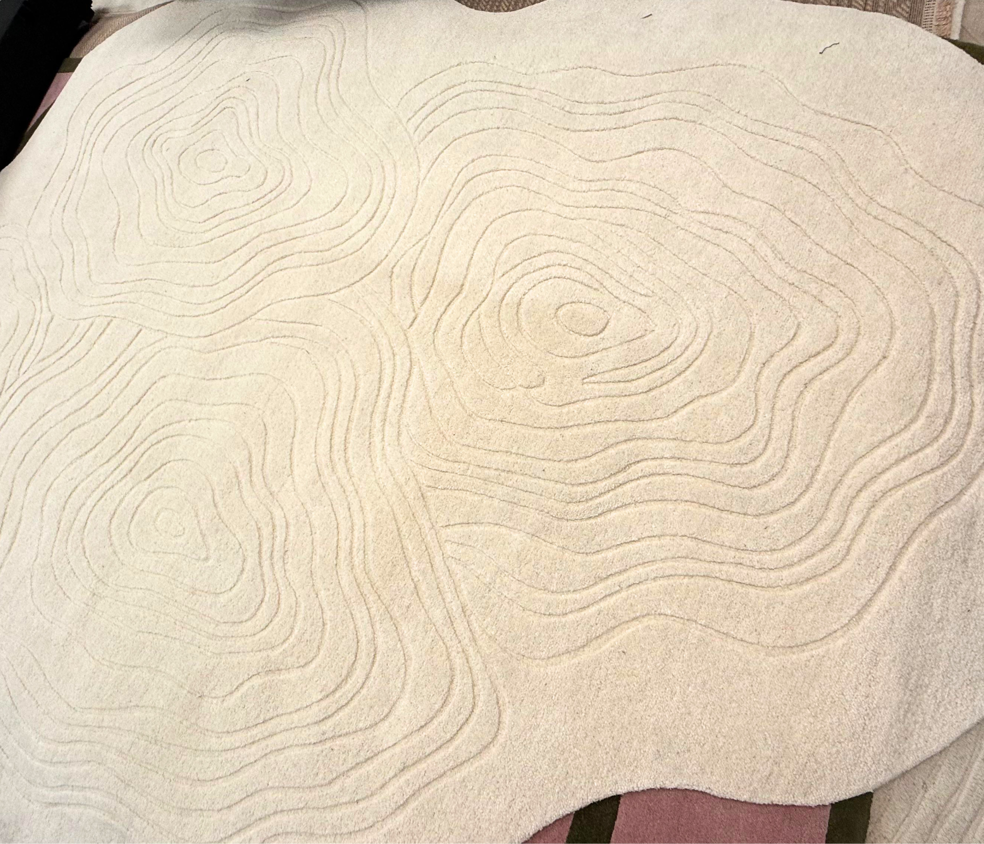 De nuestra colección Premium Hand Tufted: Color beige;es una pieza artesanal única, hecha completamente a mano con materiales premium y un proceso que puede tomar hasta 3 meses, reflejando dedicación, detalle y exclusividad en cada fibra.

Características:

Hecho a mano.
Base de algodón.
70% lana de Nueva Zelanda, 30% viscosa.
Hecho en India.&nbsp;