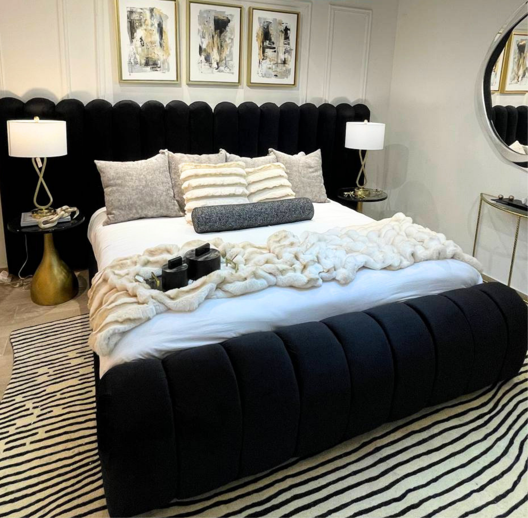 De nuestra colección Premium Hand Tufted: Este tapete rayado en beige con negro es una pieza artesanal única, hecha completamente a mano con materiales premium y un proceso que puede tomar hasta 3 meses, reflejando dedicación, detalle y exclusividad en cada fibra.

Características:

Hecho a mano.
Base de algodón.
70% lana de Nueva Zelanda, 30% viscosa.
Hecho en India.&nbsp;