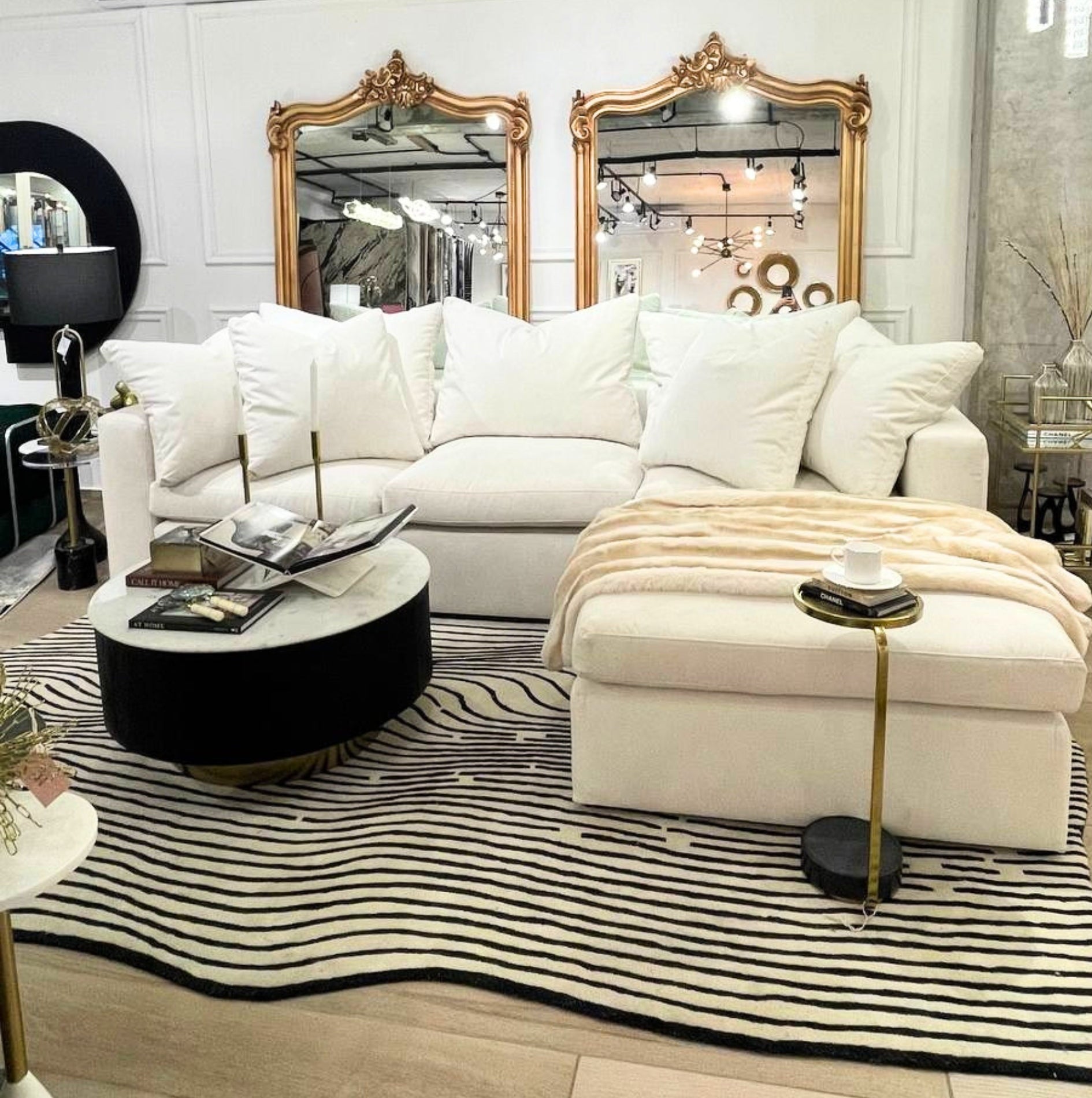 De nuestra colección Premium Hand Tufted: Este tapete rayado en beige con negro es una pieza artesanal única, hecha completamente a mano con materiales premium y un proceso que puede tomar hasta 3 meses, reflejando dedicación, detalle y exclusividad en cada fibra.

Características:

Hecho a mano.
Base de algodón.
70% lana de Nueva Zelanda, 30% viscosa.
Hecho en India.&nbsp;