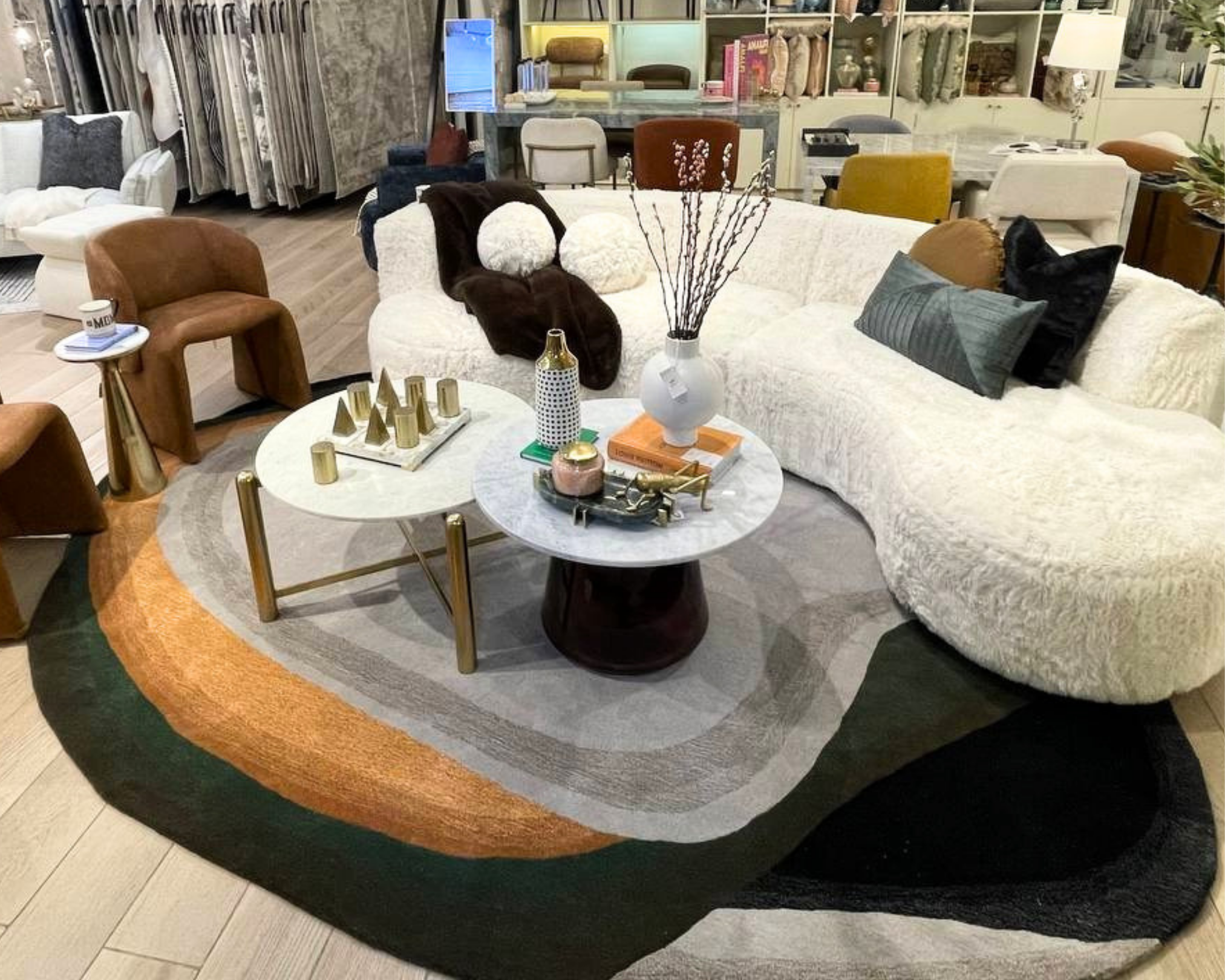 De nuestra colección Premium Hand Tufted: Este tapete en tono rosa morado y naranja con verde  aporta suavidad, elegancia y un toque acogedor a cualquier espacio. Su color delicado crea ambientes cálidos y sofisticados, mientras su elaboración artesanal refleja exclusividad y atención al detalle en cada fibra. Cada pieza es única, hecha completamente a mano con materiales premium y un proceso que puede tomar hasta 3 meses.