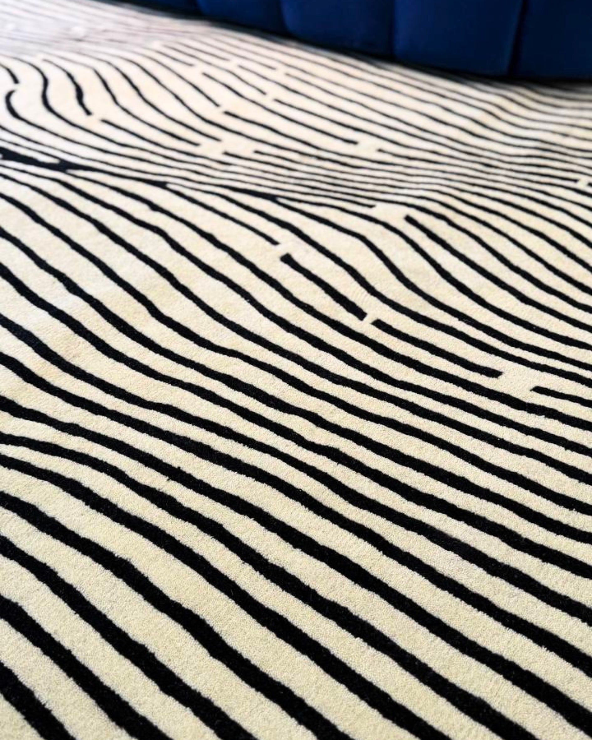 De nuestra colección Premium Hand Tufted: Este tapete rayado en beige con negro es una pieza artesanal única, hecha completamente a mano con materiales premium y un proceso que puede tomar hasta 3 meses, reflejando dedicación, detalle y exclusividad en cada fibra.

Características:

Hecho a mano.
Base de algodón.
70% lana de Nueva Zelanda, 30% viscosa.
Hecho en India.&nbsp;