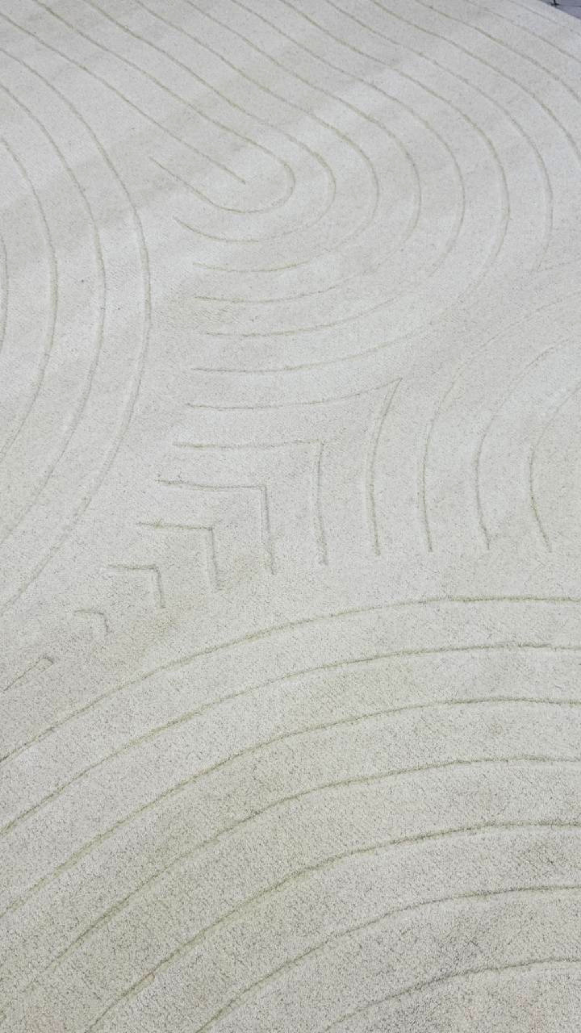 De nuestra colección Premium Hand Tufted:&nbsp; Este tapete es una pieza especial color ivory de diseño&nbsp;artesanal única, hecha completamente a mano con materiales premium y un proceso que puede tomar hasta 3 meses, reflejando dedicación, detalle y exclusividad en cada fibra.

Características:

Hecho a mano.
Base de algodón.
70% lana de Nueva Zelanda, 30% viscosa.
Hecho en India.&nbsp;