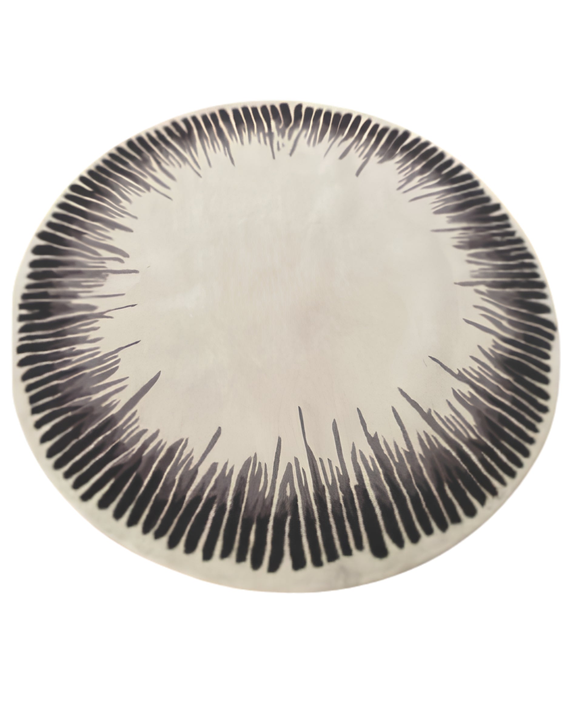 De nuestra colección Premium Hand Tufted: Este tapete circular color Ivory con negro es diseño único. Cada tapete es una pieza&nbsp;artesanal única, hecha completamente a mano con materiales premium y un proceso que puede tomar hasta 3 meses, reflejando dedicación, detalle y exclusividad en cada fibra.

Características:

Hecho a mano.
Base de algodón.
70% lana de Nueva Zelanda, 30% viscosa.
Hecho en India.&nbsp;