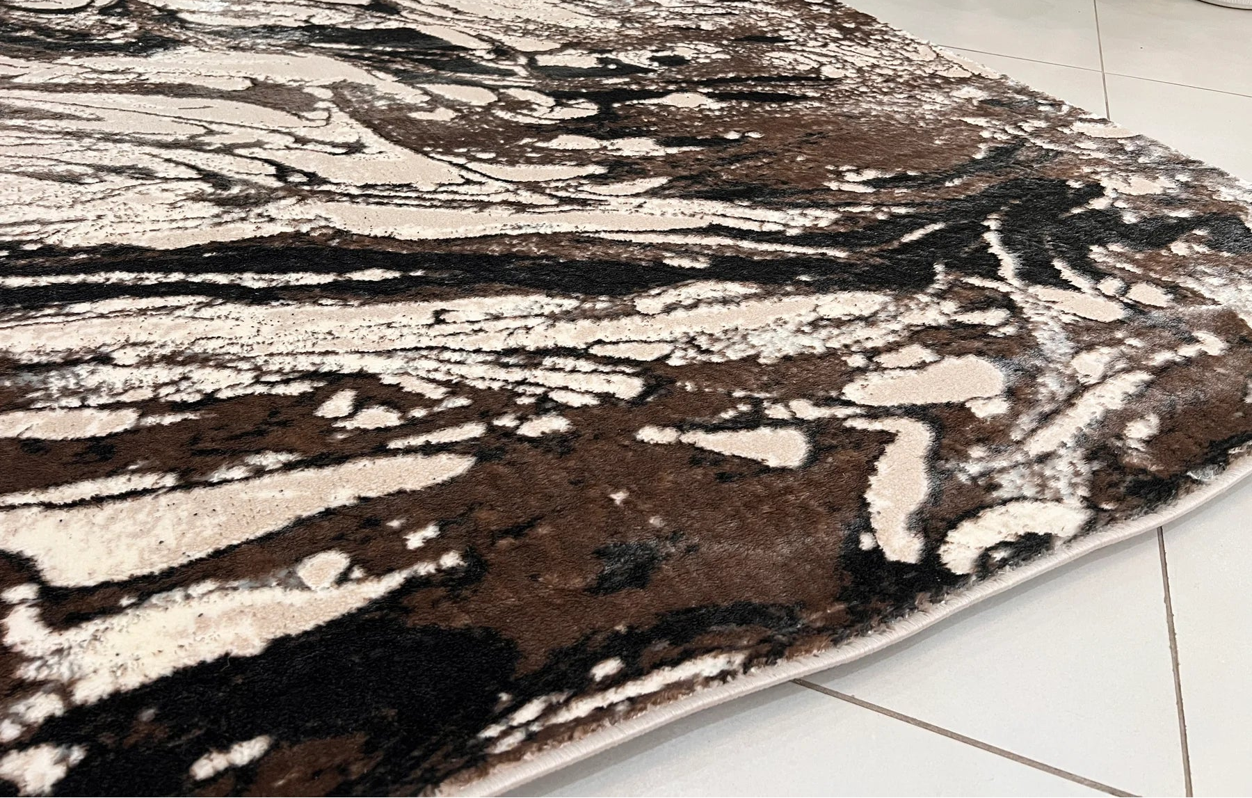 Su acabado genera un efecto visual dinámico donde los tonos cambian sutilmente según la luz y el ángulo de visión, aportando profundidad y sofisticación al espacio.

Características:

Mezcla de poliéster y viscosa
El color de la alfombra cambia según el ángulo de visión.
Reverso 100% algodón
Tejido plano&nbsp;
Telar mecánico
Cobertizo gratis
Para uso interior o exterior, siempre que se mantenga seco.
Fuerte y duradero
Suave y cómodo

El tono de los colores puede variar ligeramente según la iluminación de la