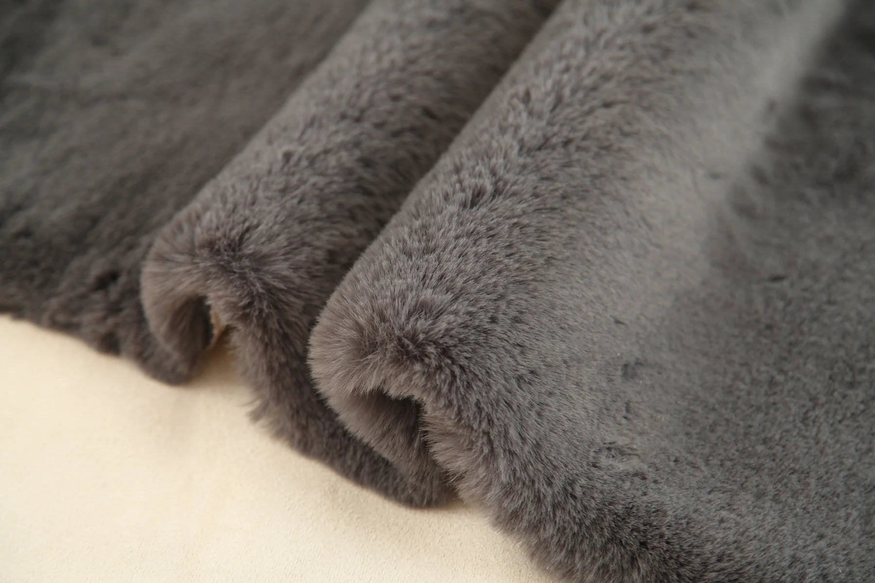TAPETE BLACK TAN CHINCHILLA FEEL