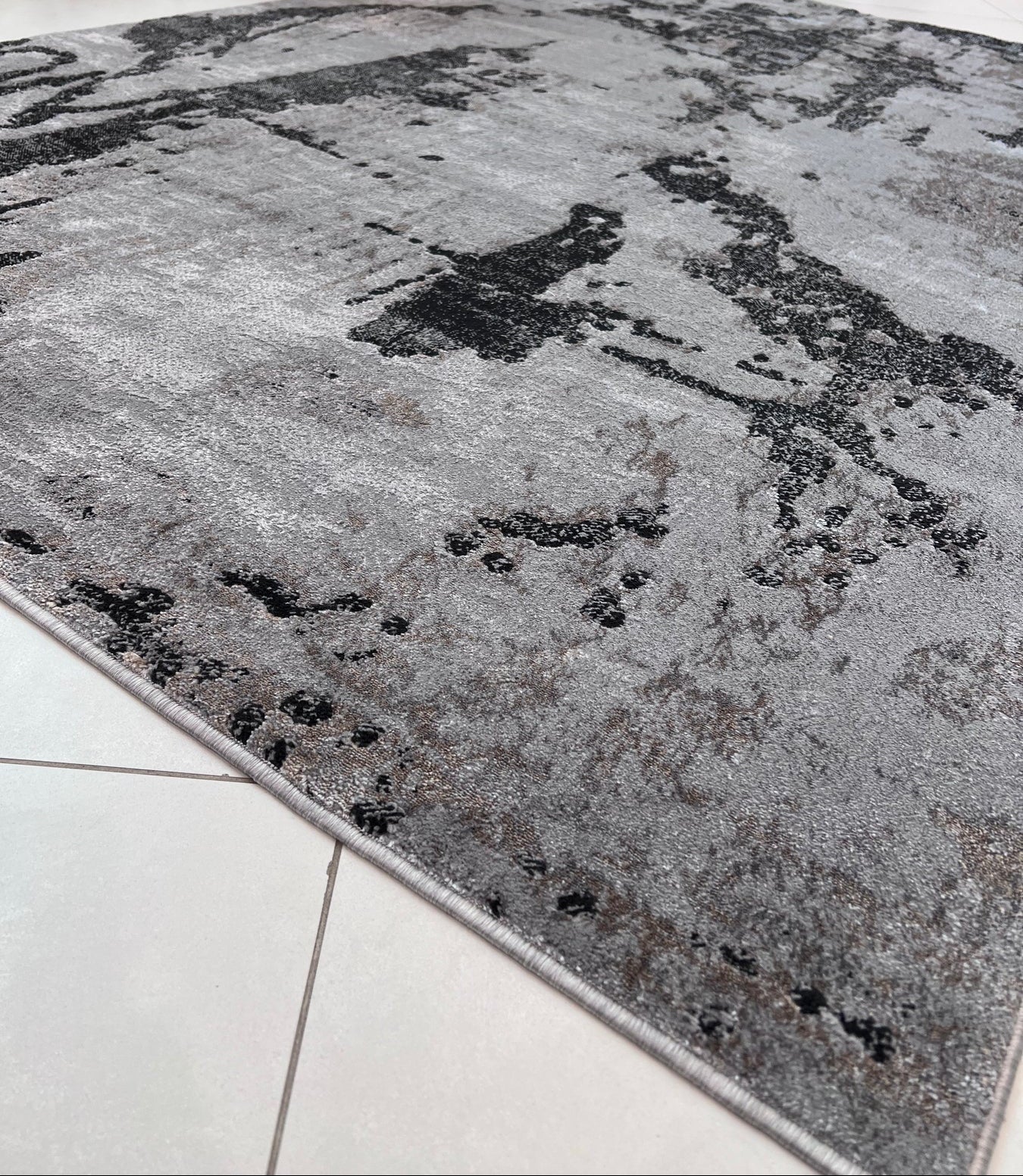 Tapete elaborado con 60% polipropileno y 40% poliéster, materiales que ofrecen una combinación ideal entre resistencia, suavidad y fácil mantenimiento. Su fabricación en tejido mecánico brinda un acabado uniforme y duradero. Hecho en Turquía.

Características:

El color de la alfombra puede variar según el ángulo de visión, creando un efecto visual sutil y elegante.
Reverso elaborado en 100% algodón.
Diseño plegable para facilitar su manejo y almacenamiento.
Tejido plano fabricado en telar mecánico.
Alta re