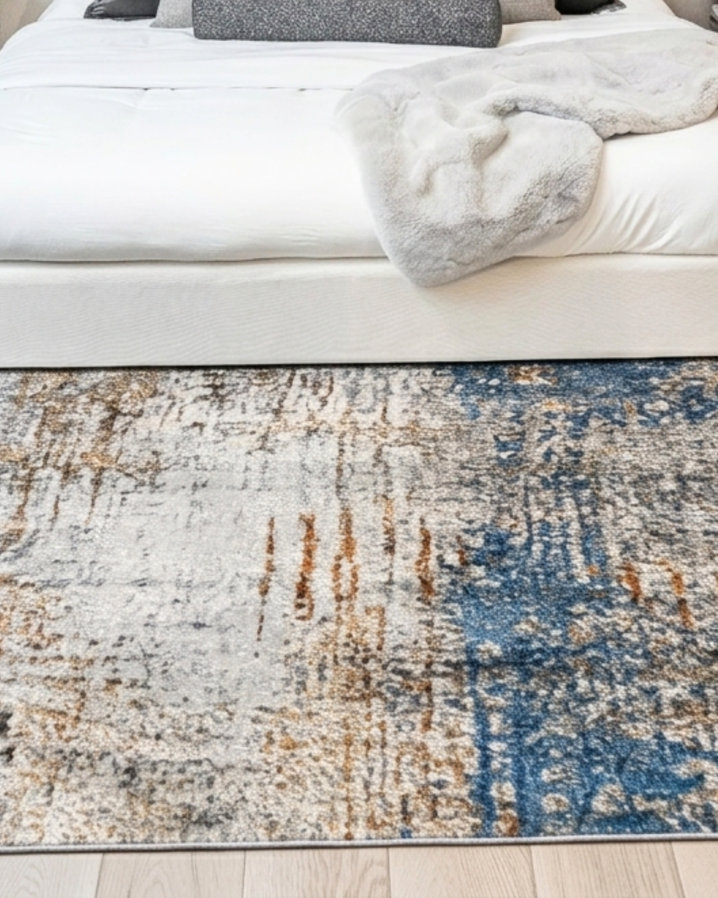 Tapete elaborado con 60% polipropileno y 40% poliéster, materiales que ofrecen una combinación ideal entre resistencia, suavidad y fácil mantenimiento. Su fabricación en tejido mecánico brinda un acabado uniforme y duradero. Hecho en Turquía.

Características:

El color de la alfombra puede variar según el ángulo de visión, creando un efecto visual sutil y elegante.
Reverso elaborado en 100% algodón.
Diseño plegable para facilitar su manejo y almacenamiento.
Tejido plano fabricado en telar mecánico.
Alta re