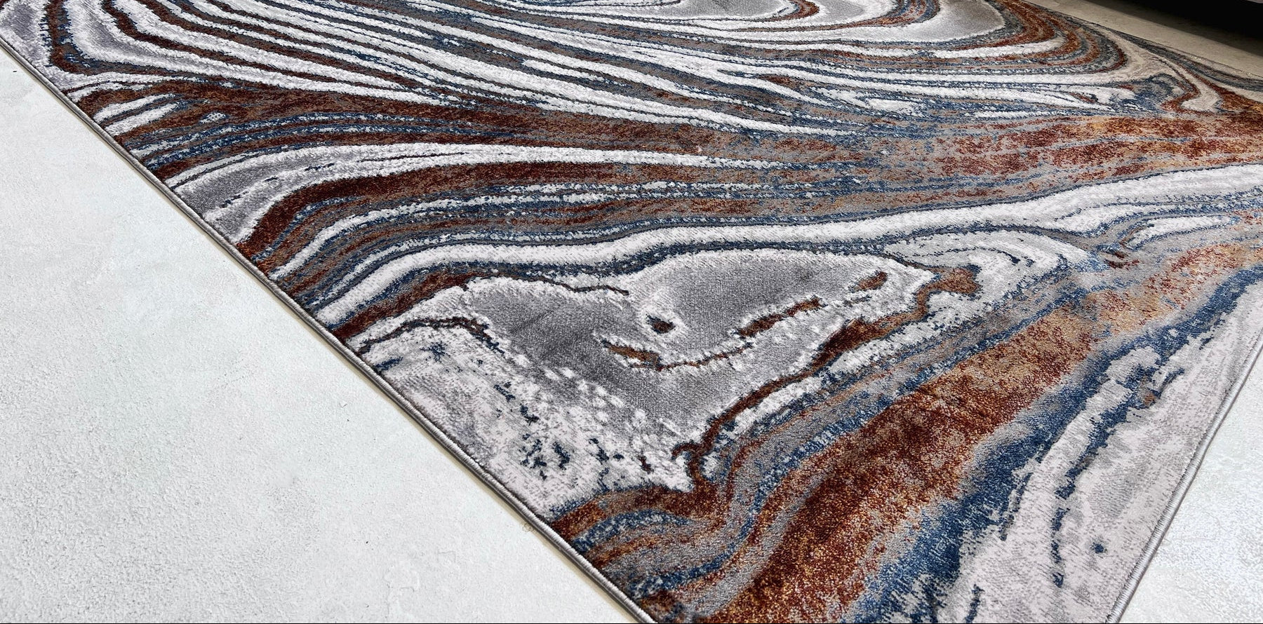 Tapete elaborado con 60% polipropileno y 40% poliéster, materiales que ofrecen una combinación ideal entre resistencia, suavidad y fácil mantenimiento. Su fabricación en tejido mecánico brinda un acabado uniforme y duradero. Hecho en Turquía.

Características:

El color de la alfombra puede variar según el ángulo de visión, creando un efecto visual sutil y elegante.
Reverso elaborado en 100% algodón.
Diseño plegable para facilitar su manejo y almacenamiento.
Tejido plano fabricado en telar mecánico.
Alta re