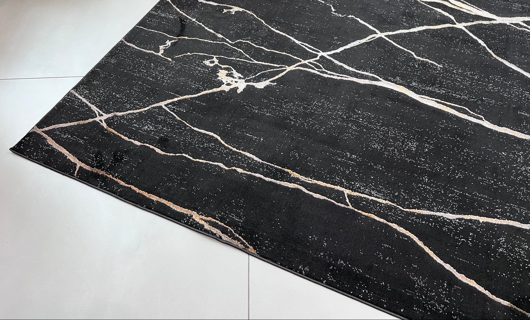 Tapete elaborado con 60% polipropileno y 40% poliéster, materiales que ofrecen una combinación ideal entre resistencia, suavidad y fácil mantenimiento. Su fabricación en tejido mecánico brinda un acabado uniforme y duradero. Hecho en Turquía.

Características:

El color de la alfombra puede variar según el ángulo de visión, creando un efecto visual sutil y elegante.
Reverso elaborado en 100% algodón.
Diseño plegable para facilitar su manejo y almacenamiento.
Tejido plano fabricado en telar mecánico.
Alta re