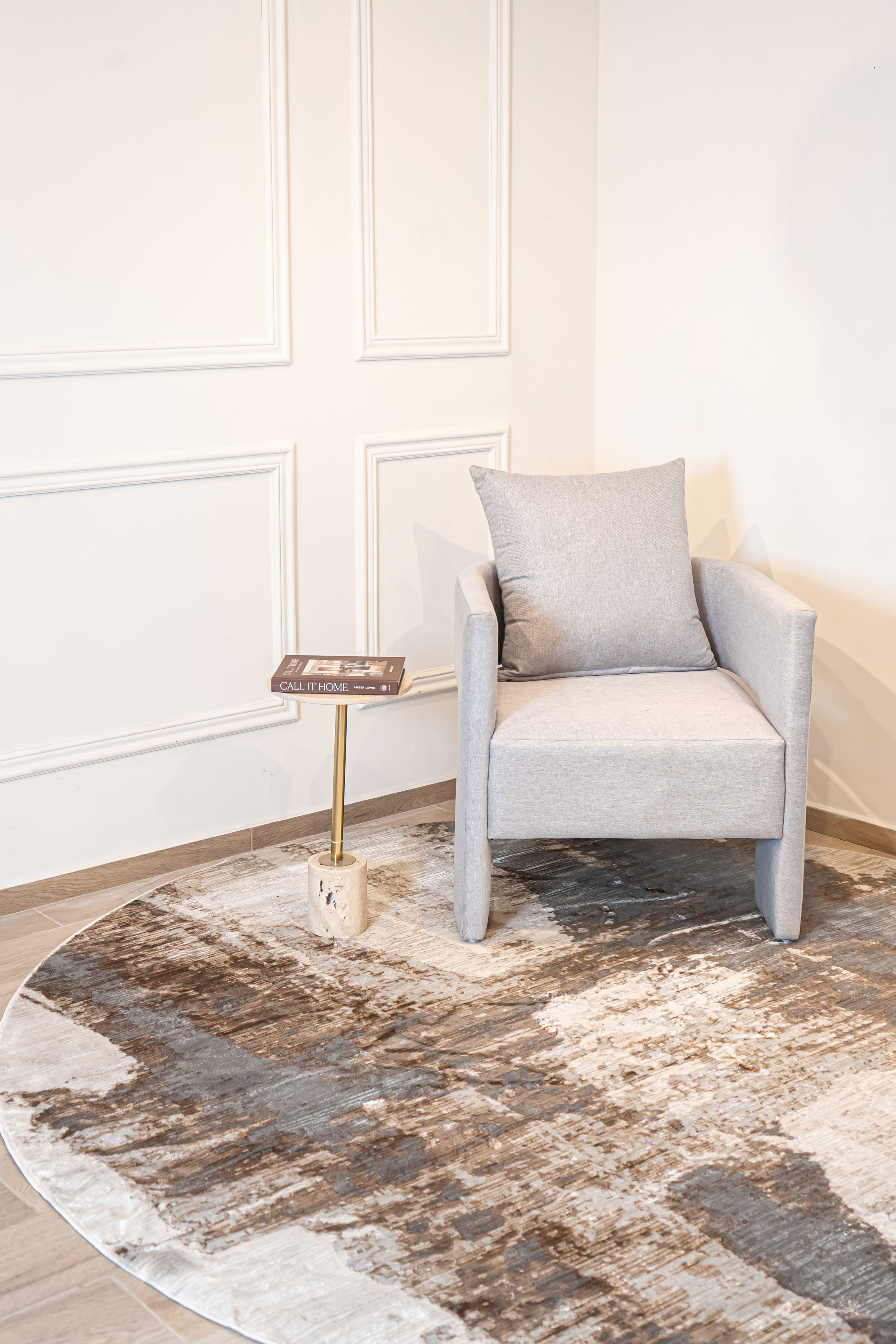 La colección KAI combina elegancia contemporánea con una textura luminosa que realza cualquier espacio. Confeccionados en una mezcla de poliéster y viscosa brillante, estos tapetes ofrecen un acabado suave al tacto y un sutil efecto de brillo que aporta sofisticación visual. Su respaldo 100% de algodón brinda estabilidad y durabilidad, mientras que su elaboración en telar a máquina garantiza precisión en cada detalle.


El tono de los colores pueden variar ligeramente según la&nbsp;iluminación&nbsp;de las f
