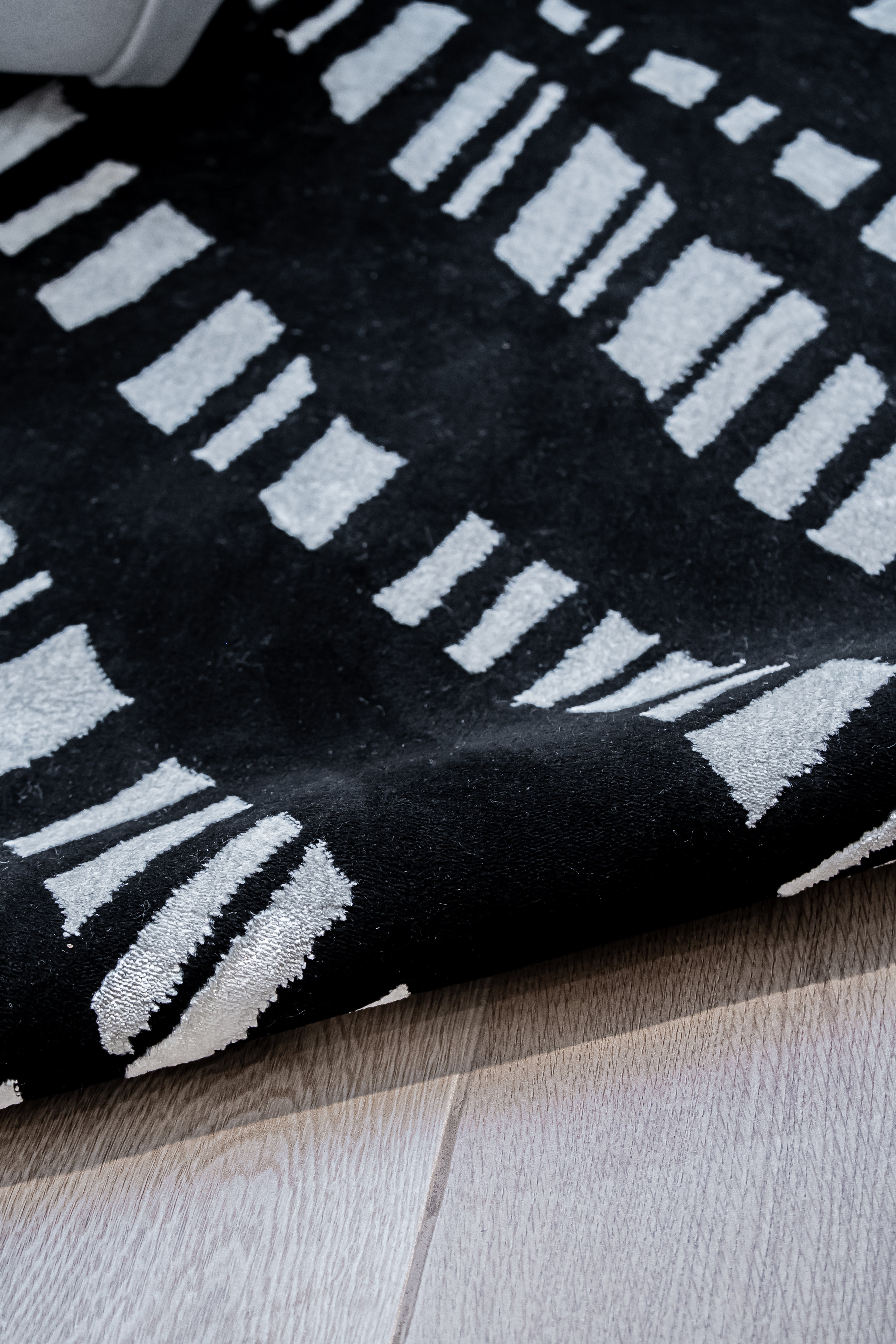 De nuestra colección POLAR: Este tapete color negro con blanco, elaborado con&nbsp;hilo de poliéster brillante de alta calidad, aporta suavidad, estilo y un sutil brillo que realza cualquier espacio. Su diseño contemporáneo y textura confortable lo convierten en una pieza funcional y decorativa para el hogar.

Características:

Tejido a máquina.
Hilo de poliéster brillante de alta calidad.
Textura suave al tacto.
Reverso de algodón para mayor resistencia y durabilidad.
Diseño plegable para fácil almacenamie