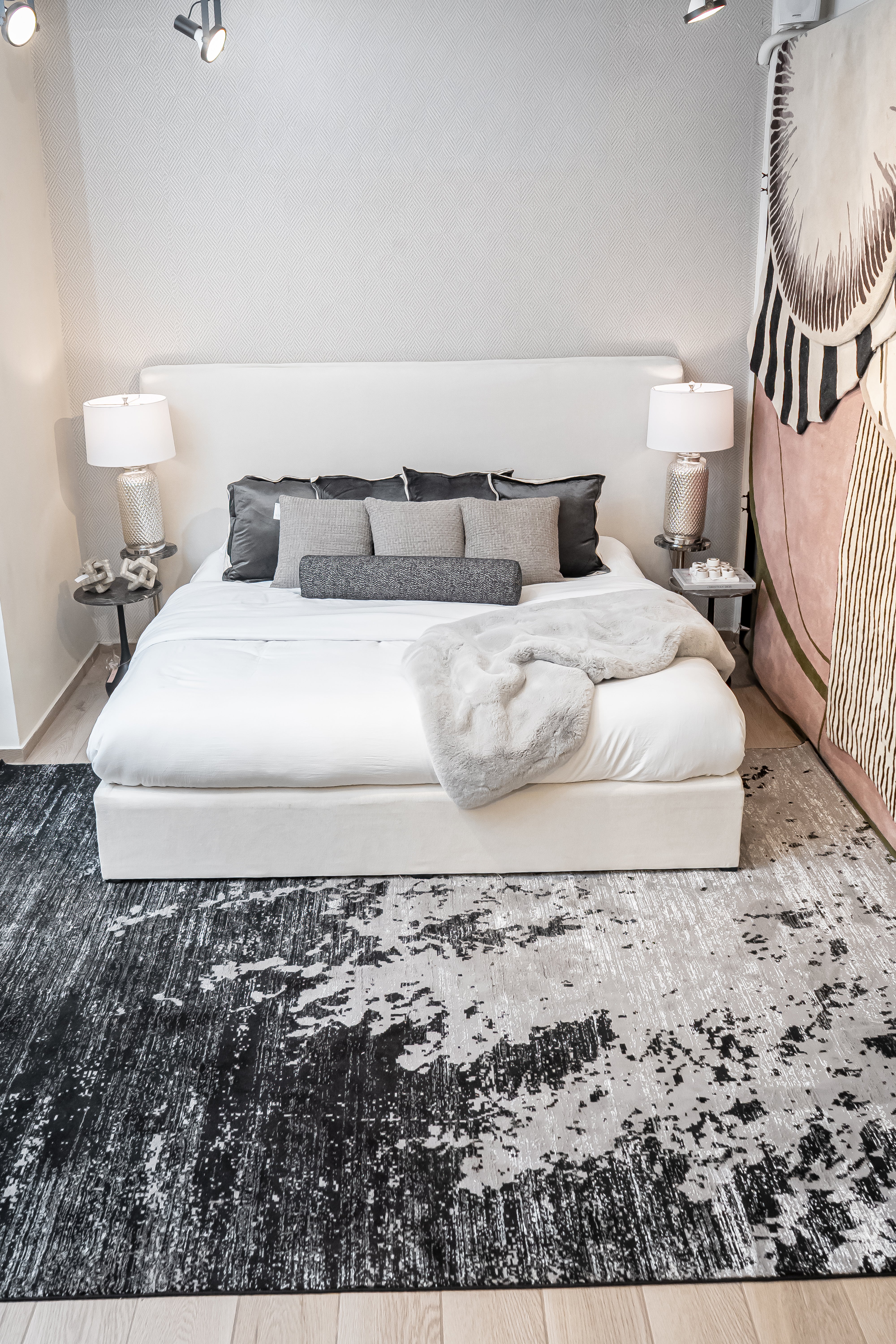 De nuestra colección POLAR: Este tapete color negro con plata, elaborado con hilo de poliéster brillante de alta calidad, aporta suavidad, estilo y un sutil brillo que realza cualquier espacio. Su diseño contemporáneo y textura confortable lo convierten en una pieza funcional y decorativa para el hogar.

Características:

Tejido a máquina.
Hilo de poliéster brillante de alta calidad.
Textura suave al tacto.
Reverso de algodón para mayor resistencia y durabilidad.
Diseño plegable para fácil almacenamiento y 