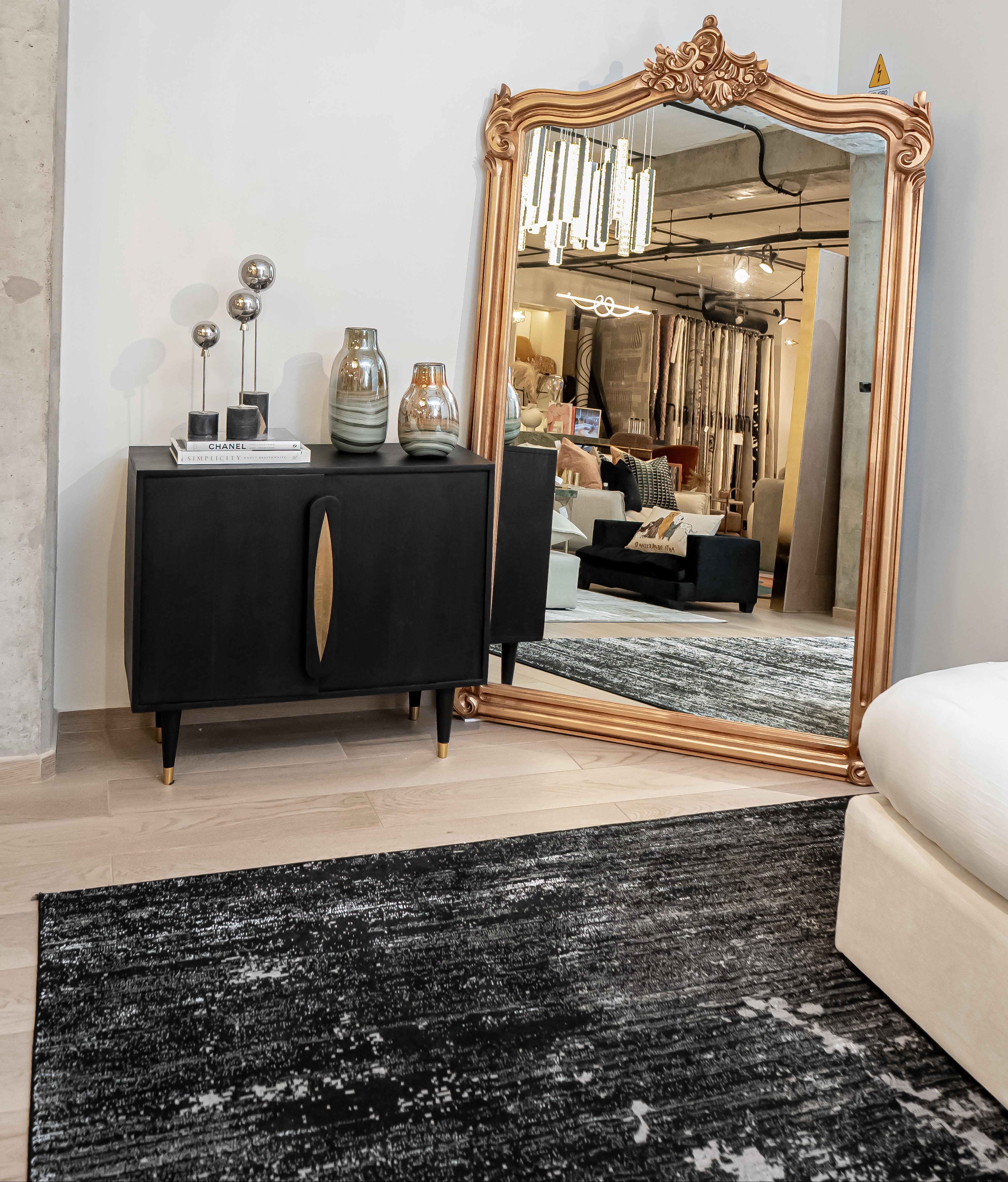 De nuestra colección POLAR: Este tapete color negro con plata, elaborado con hilo de poliéster brillante de alta calidad, aporta suavidad, estilo y un sutil brillo que realza cualquier espacio. Su diseño contemporáneo y textura confortable lo convierten en una pieza funcional y decorativa para el hogar.

Características:

Tejido a máquina.
Hilo de poliéster brillante de alta calidad.
Textura suave al tacto.
Reverso de algodón para mayor resistencia y durabilidad.
Diseño plegable para fácil almacenamiento y 