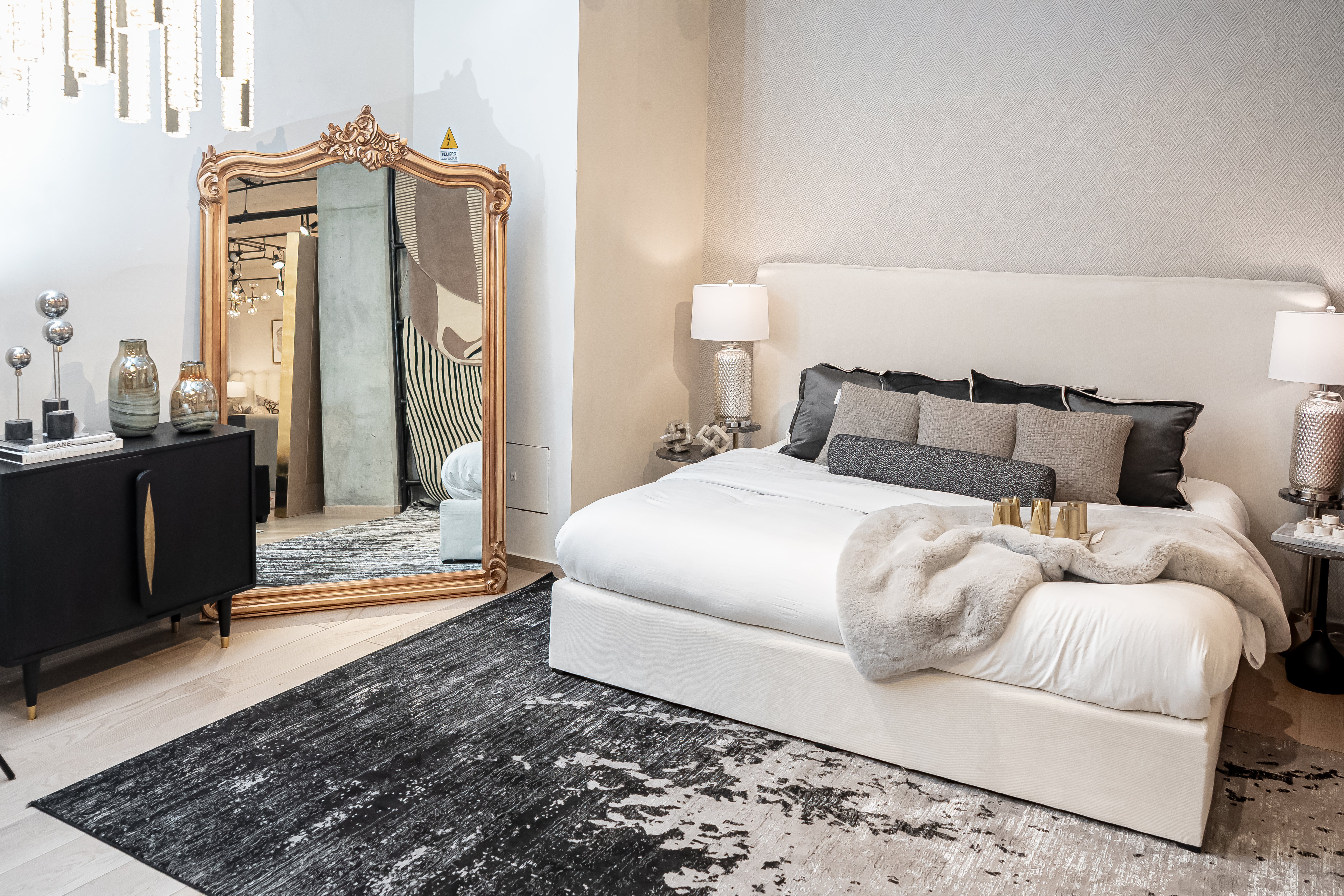 De nuestra colección POLAR: Este tapete color negro con plata, elaborado con hilo de poliéster brillante de alta calidad, aporta suavidad, estilo y un sutil brillo que realza cualquier espacio. Su diseño contemporáneo y textura confortable lo convierten en una pieza funcional y decorativa para el hogar.

Características:

Tejido a máquina.
Hilo de poliéster brillante de alta calidad.
Textura suave al tacto.
Reverso de algodón para mayor resistencia y durabilidad.
Diseño plegable para fácil almacenamiento y 