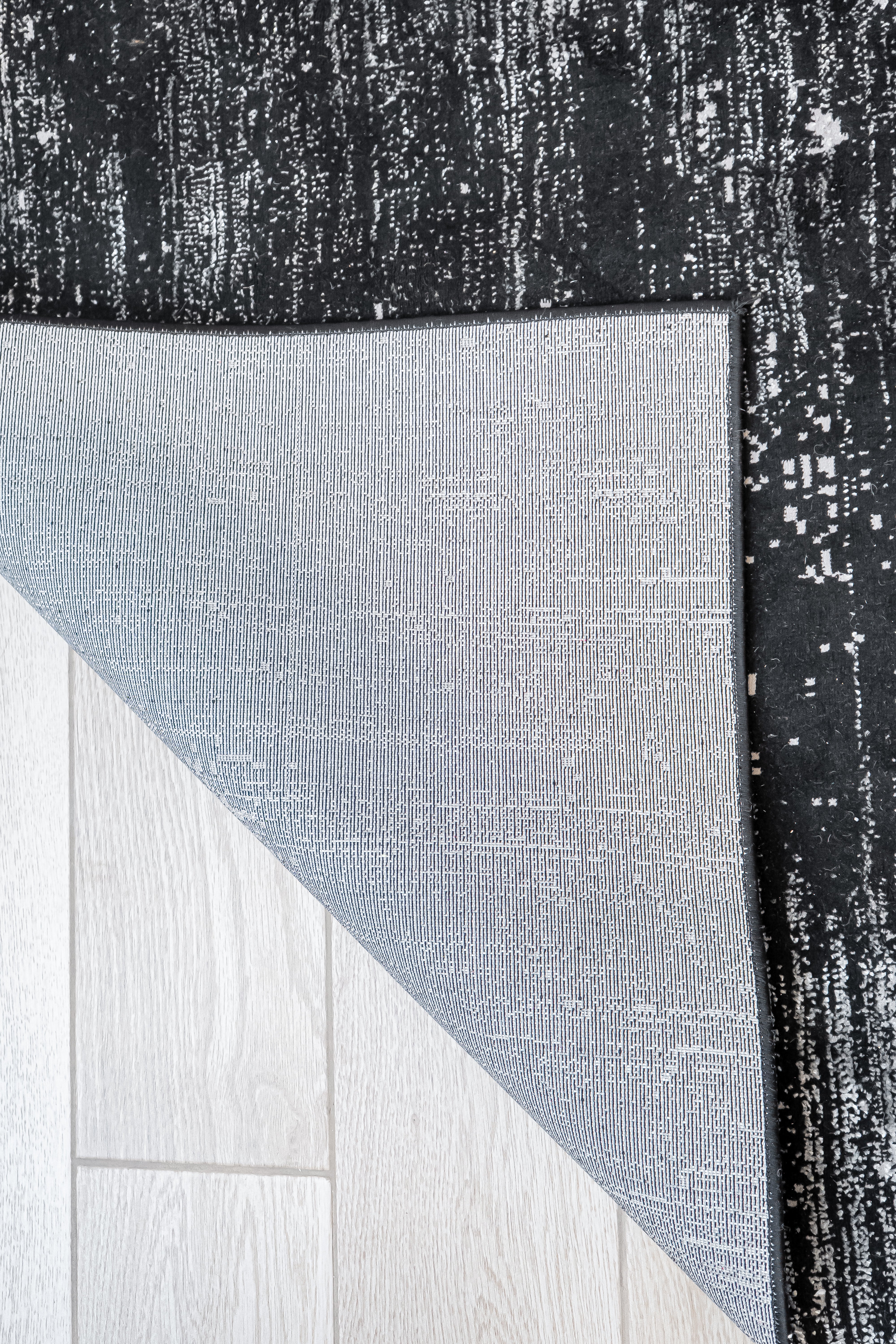 De nuestra colección POLAR: Este tapete color negro con plata, elaborado con hilo de poliéster brillante de alta calidad, aporta suavidad, estilo y un sutil brillo que realza cualquier espacio. Su diseño contemporáneo y textura confortable lo convierten en una pieza funcional y decorativa para el hogar.

Características:

Tejido a máquina.
Hilo de poliéster brillante de alta calidad.
Textura suave al tacto.
Reverso de algodón para mayor resistencia y durabilidad.
Diseño plegable para fácil almacenamiento y 