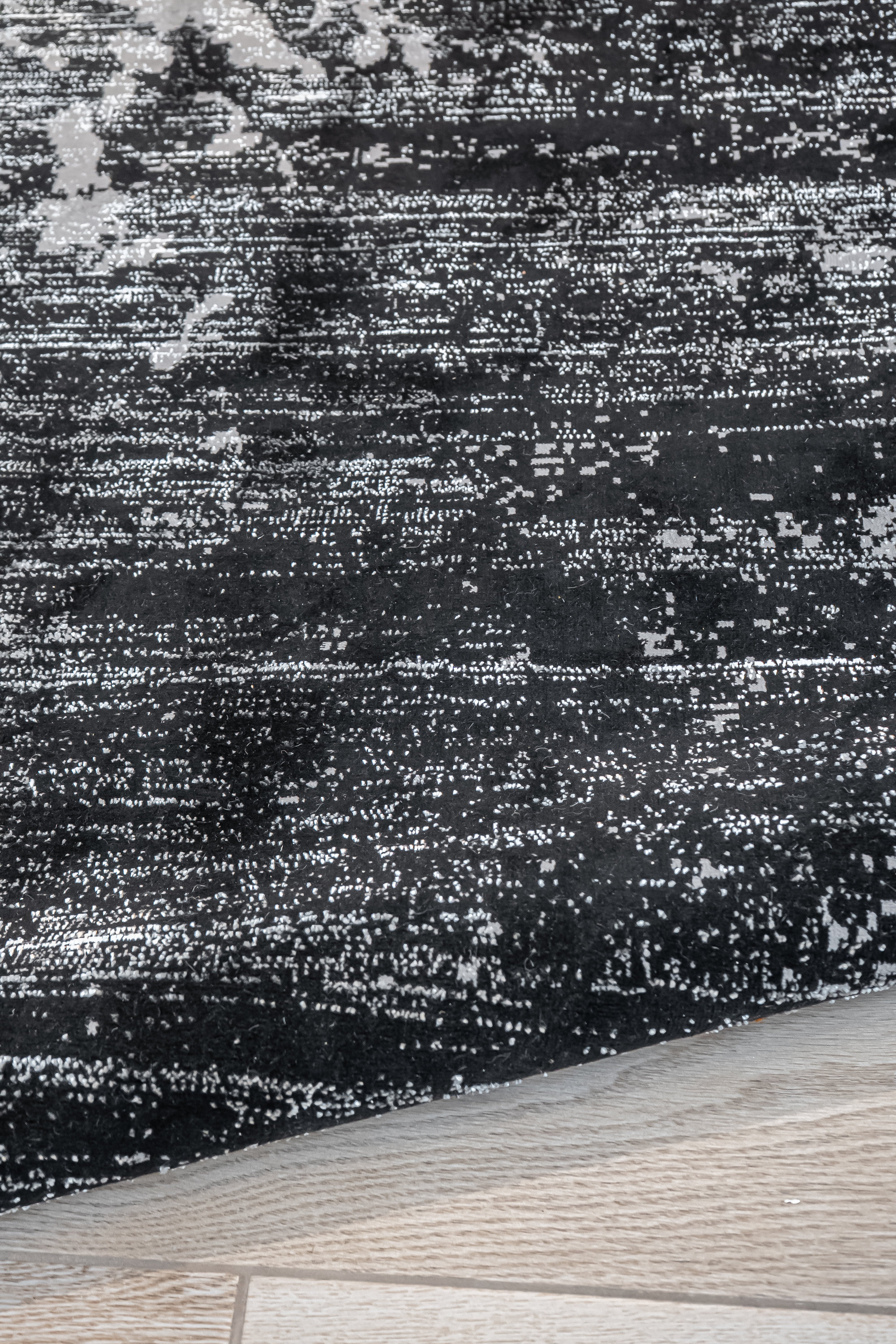 De nuestra colección POLAR: Este tapete color negro con plata, elaborado con hilo de poliéster brillante de alta calidad, aporta suavidad, estilo y un sutil brillo que realza cualquier espacio. Su diseño contemporáneo y textura confortable lo convierten en una pieza funcional y decorativa para el hogar.

Características:

Tejido a máquina.
Hilo de poliéster brillante de alta calidad.
Textura suave al tacto.
Reverso de algodón para mayor resistencia y durabilidad.
Diseño plegable para fácil almacenamiento y 