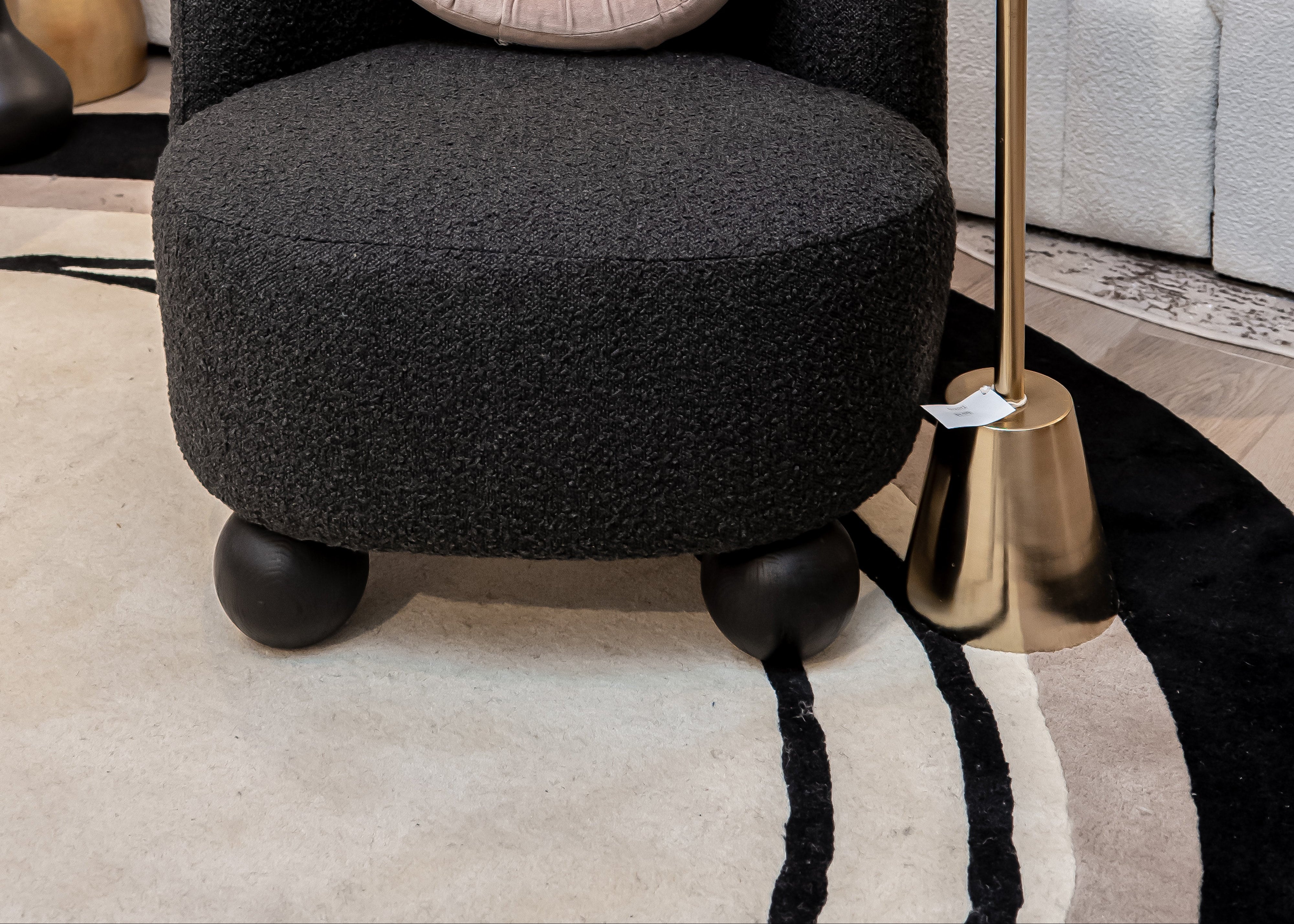 De nuestra colección Premium Hand Tufted: Tapete alargado color beige con negro es una pieza artesanal única, hecha completamente a mano con materiales premium y un proceso que puede tomar hasta 3 meses, reflejando dedicación, detalle y exclusividad en cada fibra.

Características:

Hecho a mano.
Base de algodón.
70% lana de Nueva Zelanda, 30% viscosa.
Hecho en India.&nbsp;