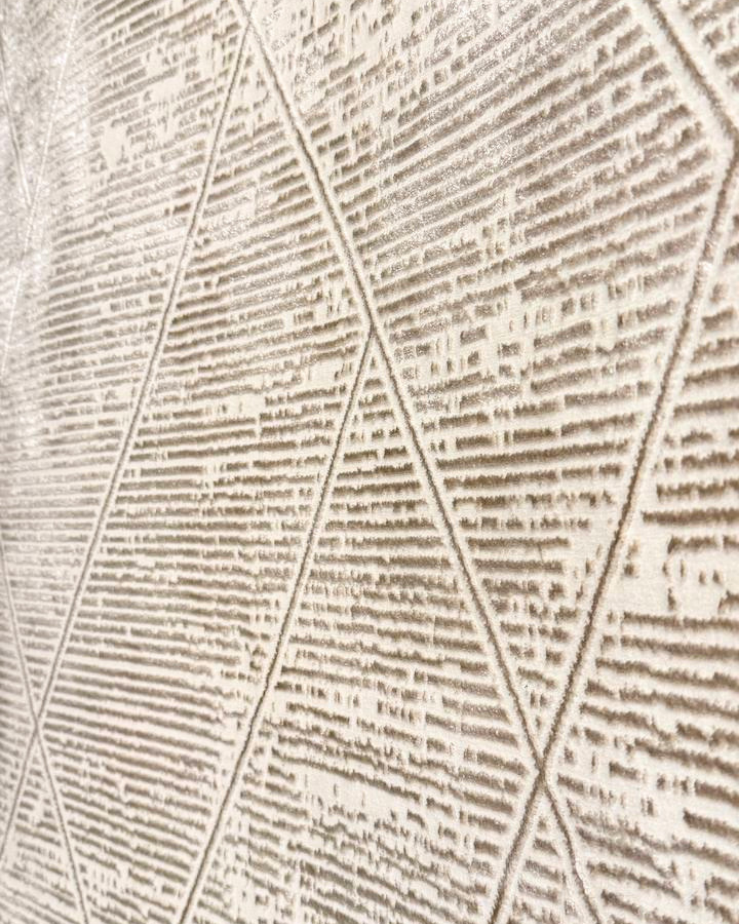 La colección JADE&nbsp;combina elegancia contemporánea con una textura luminosa que realza cualquier espacio. Confeccionados en una mezcla de poliéster y viscosa brillante, estos tapetes ofrecen un acabado suave al tacto y un sutil efecto de brillo que aporta sofisticación visual. Su respaldo 100% de algodón brinda estabilidad y durabilidad, mientras que su elaboración en telar a máquina garantiza precisión en cada detalle.
Fabricados en Turquía, destacan por su calidad, diseño refinado y estilo atemporal.
