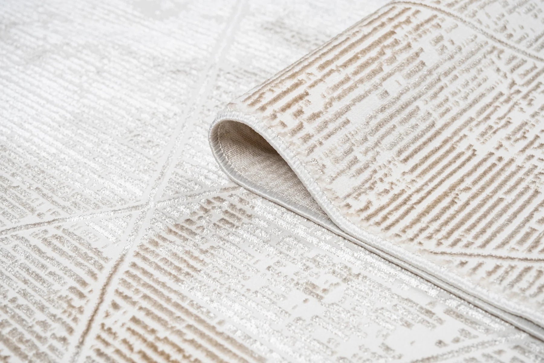 La colección JADE&nbsp;combina elegancia contemporánea con una textura luminosa que realza cualquier espacio. Confeccionados en una mezcla de poliéster y viscosa brillante, estos tapetes ofrecen un acabado suave al tacto y un sutil efecto de brillo que aporta sofisticación visual. Su respaldo 100% de algodón brinda estabilidad y durabilidad, mientras que su elaboración en telar a máquina garantiza precisión en cada detalle.
Fabricados en Turquía, destacan por su calidad, diseño refinado y estilo atemporal.
