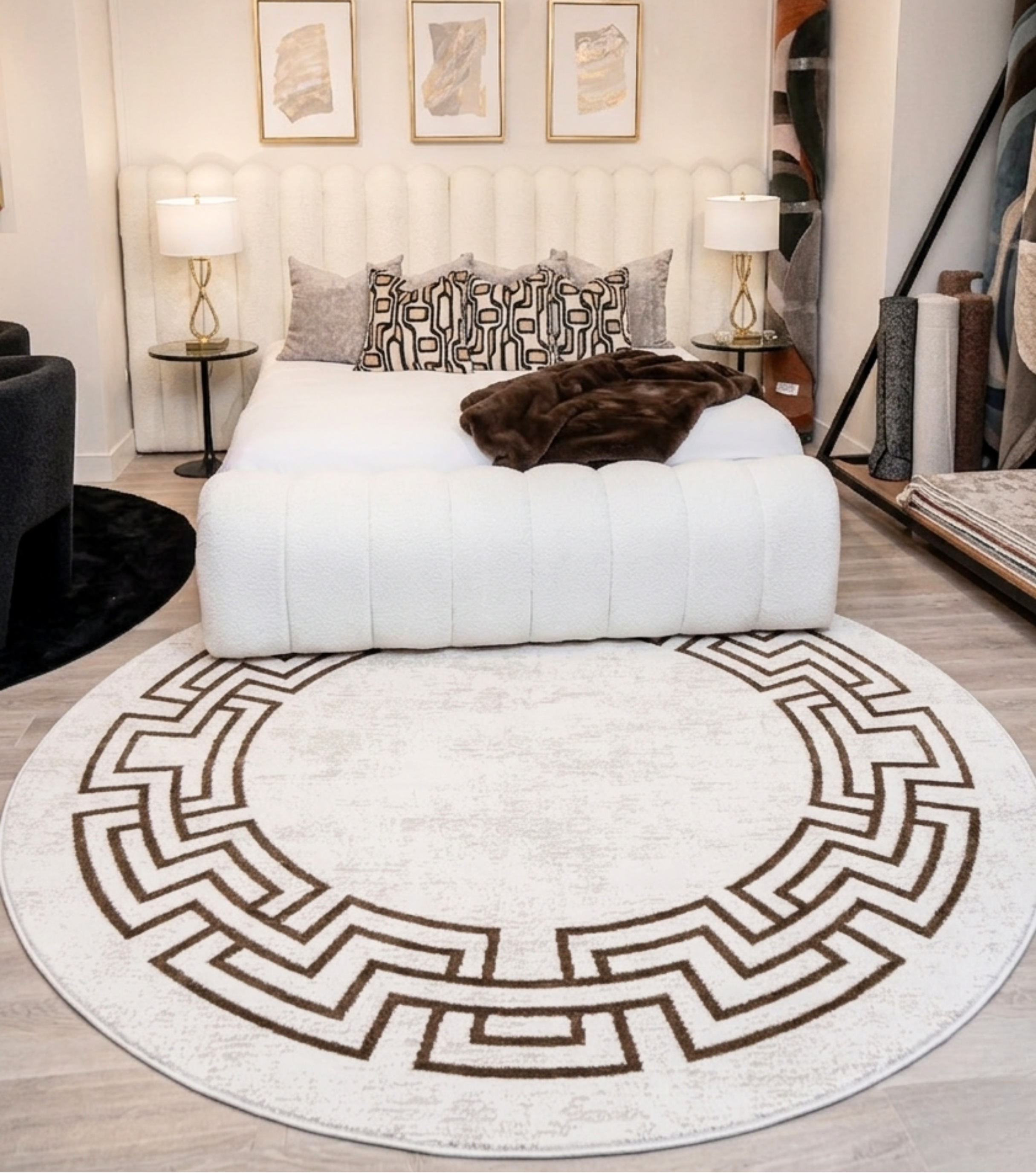 La colección JADE&nbsp;combina elegancia contemporánea con una textura luminosa que realza cualquier espacio. Confeccionados en una mezcla de poliéster y viscosa brillante, estos tapetes ofrecen un acabado suave al tacto y un sutil efecto de brillo que aporta sofisticación visual. Su respaldo 100% de algodón brinda estabilidad y durabilidad, mientras que su elaboración en telar a máquina garantiza precisión en cada detalle.
Fabricados en Turquía, destacan por su calidad, diseño refinado y estilo atemporal.
