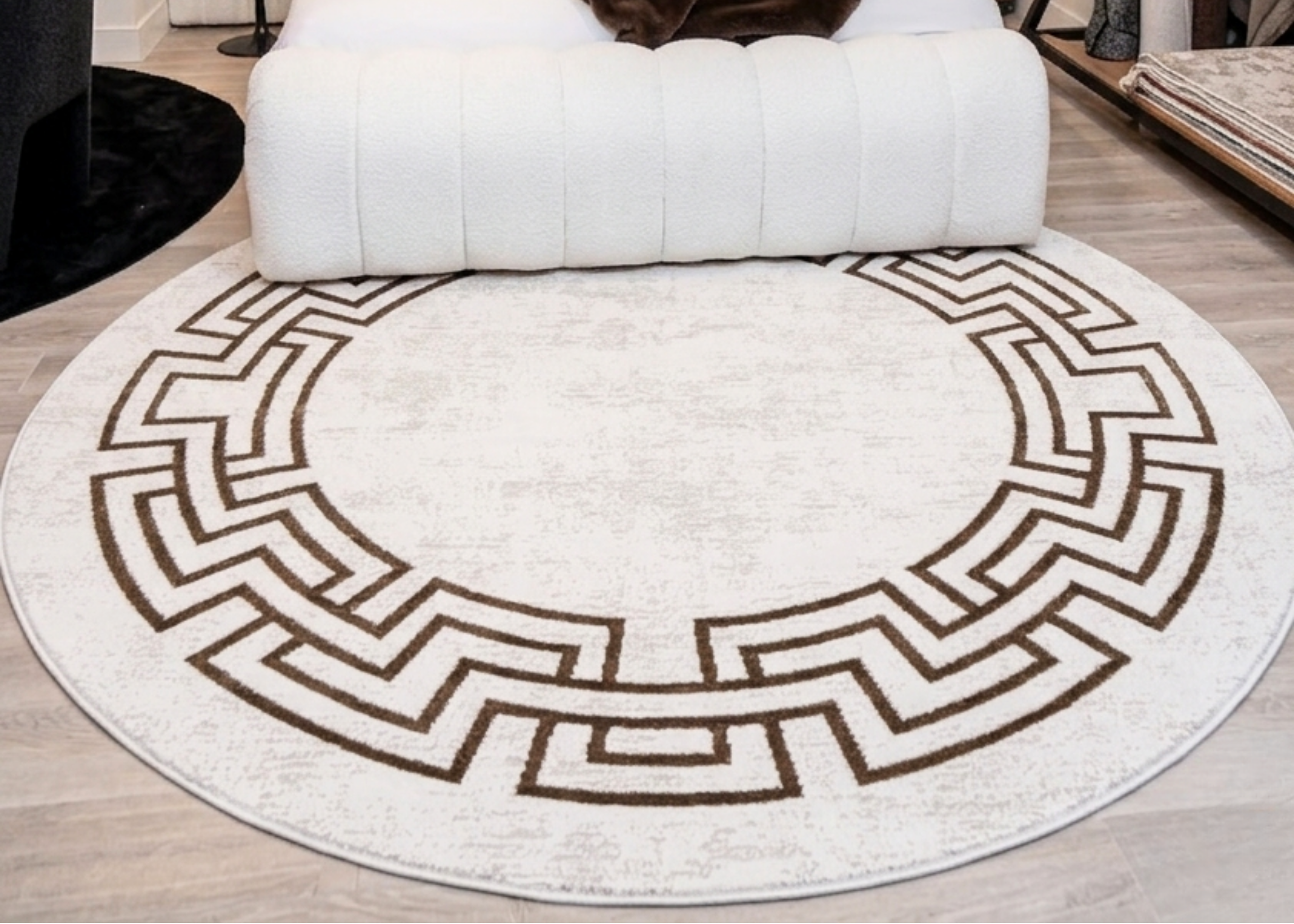 La colección JADE&nbsp;combina elegancia contemporánea con una textura luminosa que realza cualquier espacio. Confeccionados en una mezcla de poliéster y viscosa brillante, estos tapetes ofrecen un acabado suave al tacto y un sutil efecto de brillo que aporta sofisticación visual. Su respaldo 100% de algodón brinda estabilidad y durabilidad, mientras que su elaboración en telar a máquina garantiza precisión en cada detalle.
Fabricados en Turquía, destacan por su calidad, diseño refinado y estilo atemporal.
