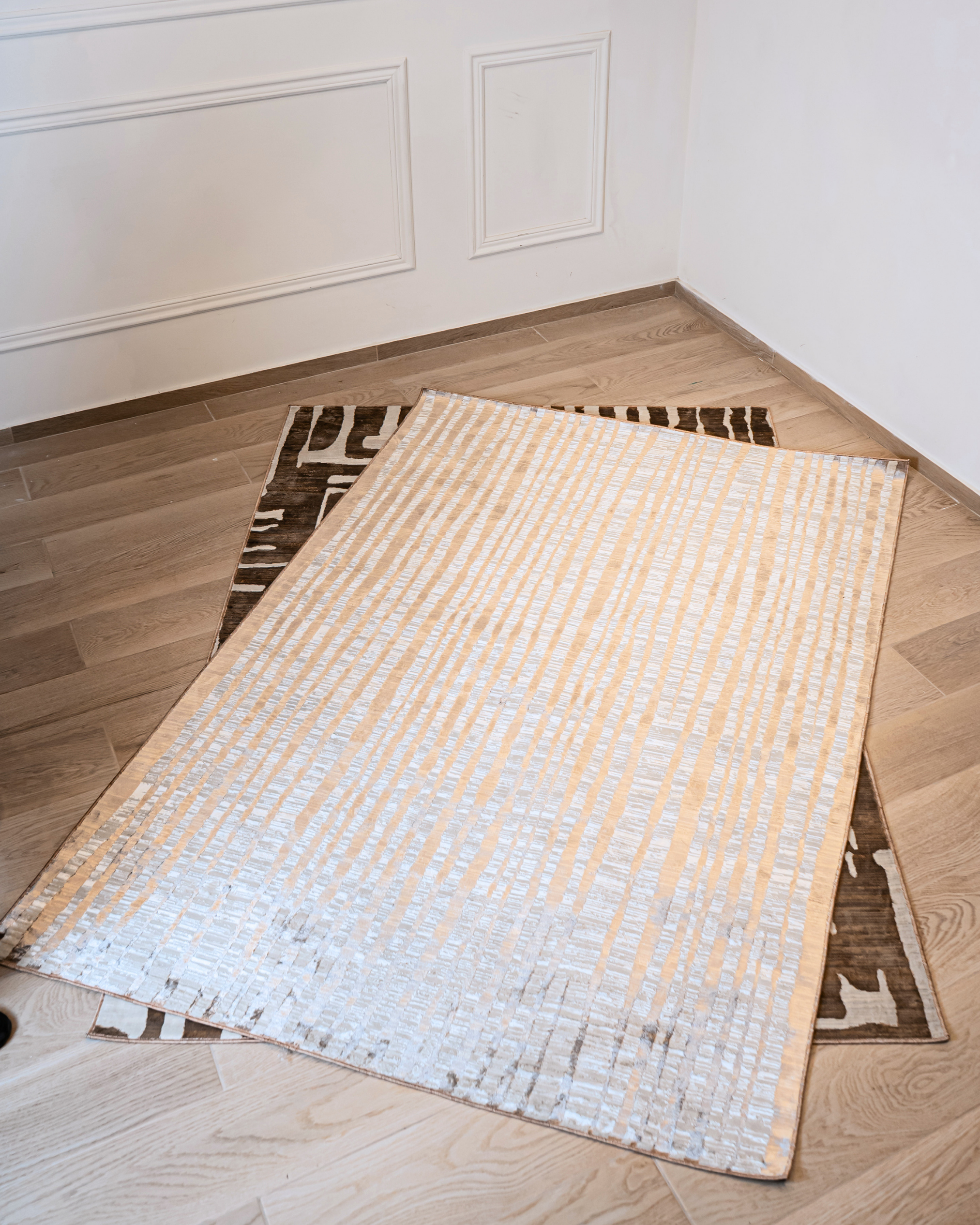 La colección KAI combina elegancia contemporánea con una textura luminosa que realza cualquier espacio.Este tapete con patron en tonos dorados fue confeccionado en una mezcla de poliéster y&nbsp;viscosa brillante, estos tapetes ofrecen un acabado suave al tacto y un sutil efecto de brillo que aporta sofisticación visual. Su respaldo 100% de algodón brinda estabilidad y durabilidad, mientras que su elaboración en telar a máquina garantiza precisión en cada detalle.


El tono de los colores pueden variar lige