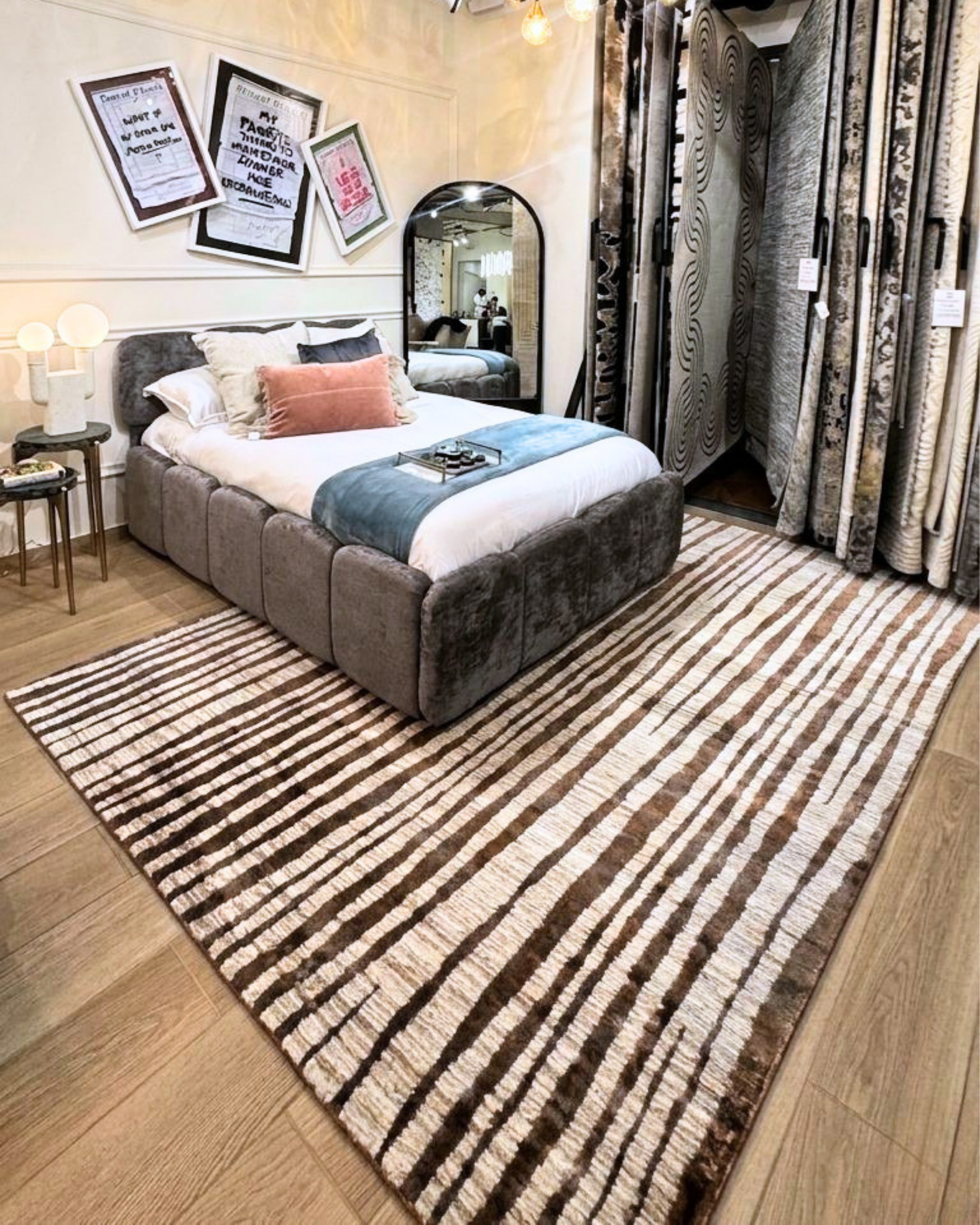 La colección KAI combina elegancia contemporánea con una textura luminosa que realza cualquier espacio.Este tapete con patron en tonos dorados fue confeccionado en una mezcla de poliéster y&nbsp;viscosa brillante, estos tapetes ofrecen un acabado suave al tacto y un sutil efecto de brillo que aporta sofisticación visual. Su respaldo 100% de algodón brinda estabilidad y durabilidad, mientras que su elaboración en telar a máquina garantiza precisión en cada detalle.


El tono de los colores pueden variar lige