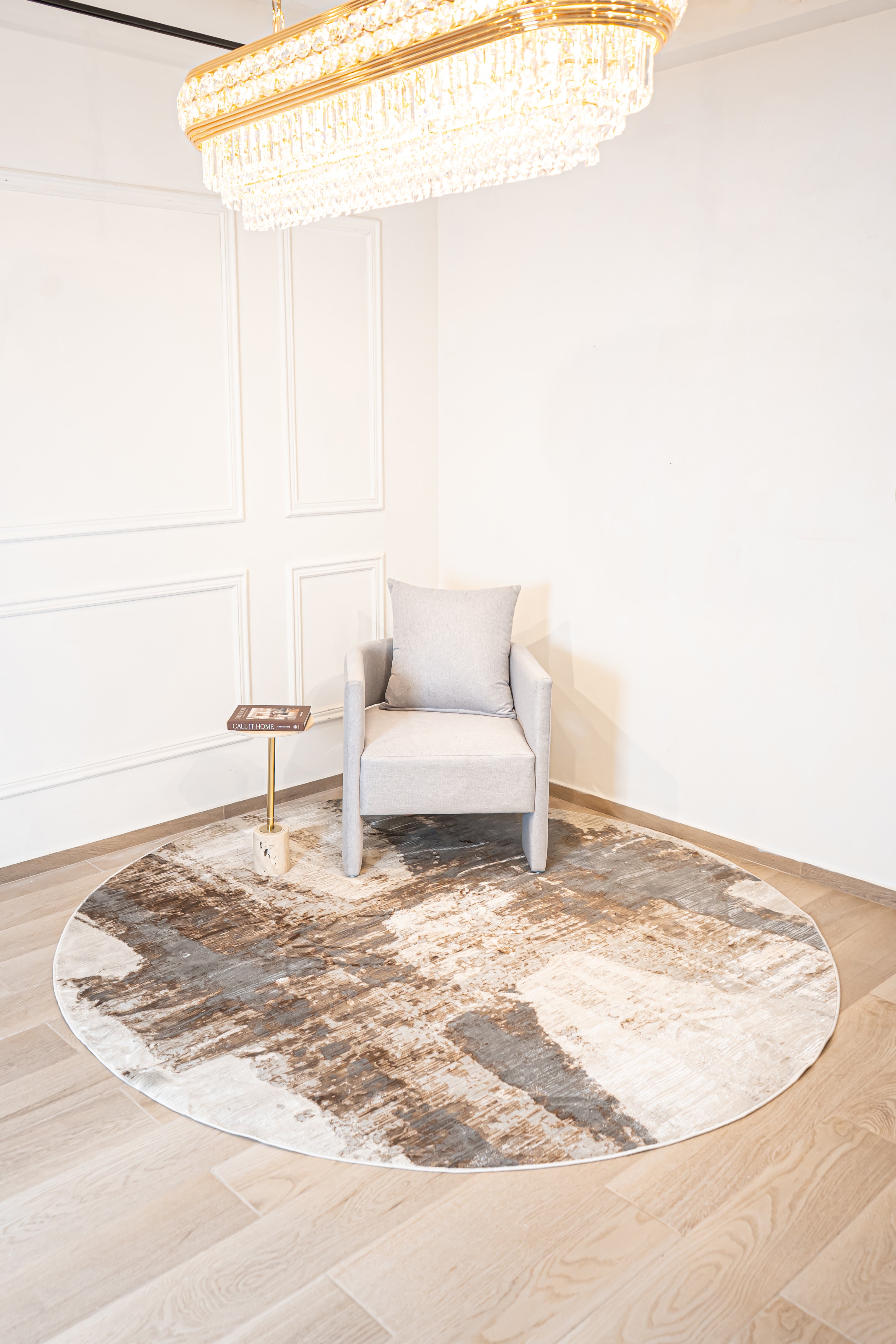 La colección KAI combina elegancia contemporánea con una textura luminosa que realza cualquier espacio. Confeccionados en una mezcla de poliéster y viscosa brillante, estos tapetes ofrecen un acabado suave al tacto y un sutil efecto de brillo que aporta sofisticación visual. Su respaldo 100% de algodón brinda estabilidad y durabilidad, mientras que su elaboración en telar a máquina garantiza precisión en cada detalle.


El tono de los colores pueden variar ligeramente según la&nbsp;iluminación&nbsp;de las f