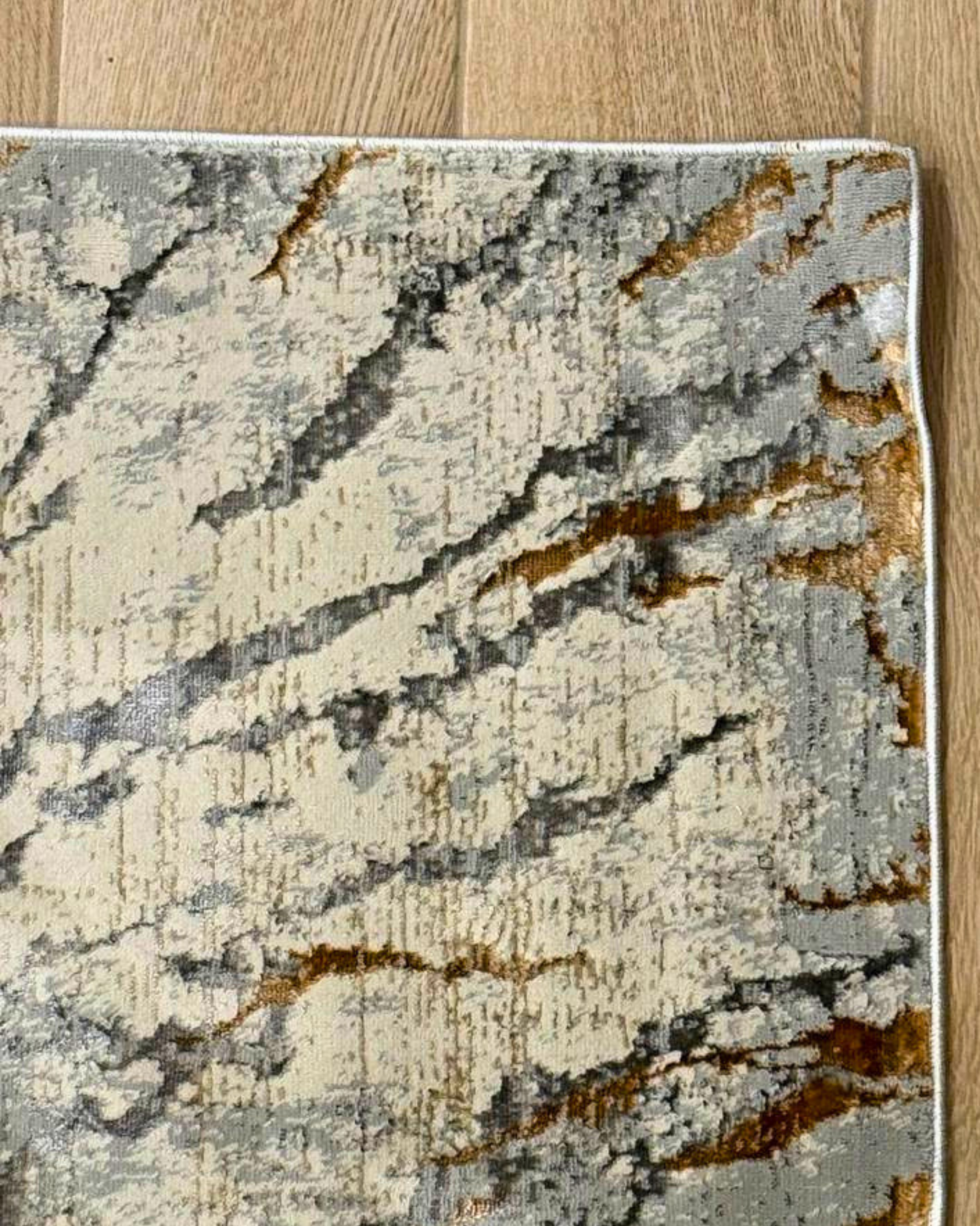 La colección KAI combina elegancia contemporánea con una textura luminosa que realza cualquier espacio. Confeccionados en una mezcla de poliéster y viscosa brillante, estos tapetes ofrecen un acabado suave al tacto y un sutil efecto de brillo que aporta sofisticación visual. Su respaldo 100% de algodón brinda estabilidad y durabilidad, mientras que su elaboración en telar a máquina garantiza precisión en cada detalle.


El tono de los colores pueden variar ligeramente según la&nbsp;iluminación&nbsp;de las f