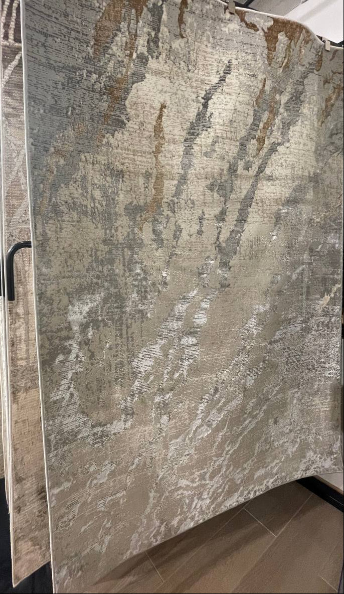 La colección KAI combina elegancia contemporánea con una textura luminosa que realza cualquier espacio. Confeccionados en una mezcla de poliéster y viscosa brillante, estos tapetes ofrecen un acabado suave al tacto y un sutil efecto de brillo que aporta sofisticación visual. Su respaldo 100% de algodón brinda estabilidad y durabilidad, mientras que su elaboración en telar a máquina garantiza precisión en cada detalle.


El tono de los colores pueden variar ligeramente según la&nbsp;iluminación&nbsp;de las f