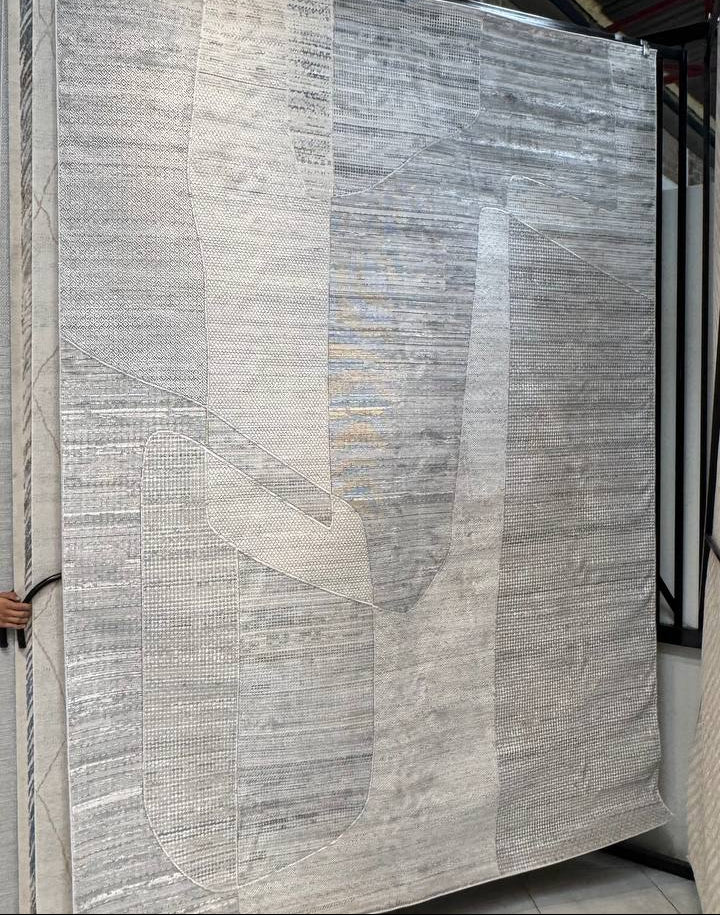 La colección KAI combina elegancia contemporánea con una textura luminosa que realza cualquier espacio.Este tapete con patron en tonos azules fue confeccionado en una mezcla de poliéster y&nbsp;viscosa brillante, estos tapetes ofrecen un acabado suave al tacto y un sutil efecto de brillo que aporta sofisticación visual. Su respaldo 100% de algodón brinda estabilidad y durabilidad, mientras que su elaboración en telar a máquina garantiza precisión en cada detalle.


El tono de los colores pueden variar liger