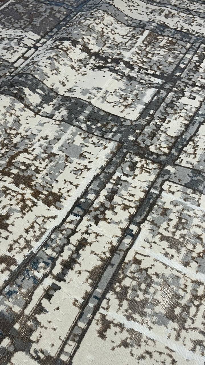 La colección KAI combina elegancia contemporánea con una textura luminosa que realza cualquier espacio.Este tapete con patron en tonos azules fue confeccionado en una mezcla de poliéster y&nbsp;viscosa brillante, estos tapetes ofrecen un acabado suave al tacto y un sutil efecto de brillo que aporta sofisticación visual. Su respaldo 100% de algodón brinda estabilidad y durabilidad, mientras que su elaboración en telar a máquina garantiza precisión en cada detalle.


El tono de los colores pueden variar liger