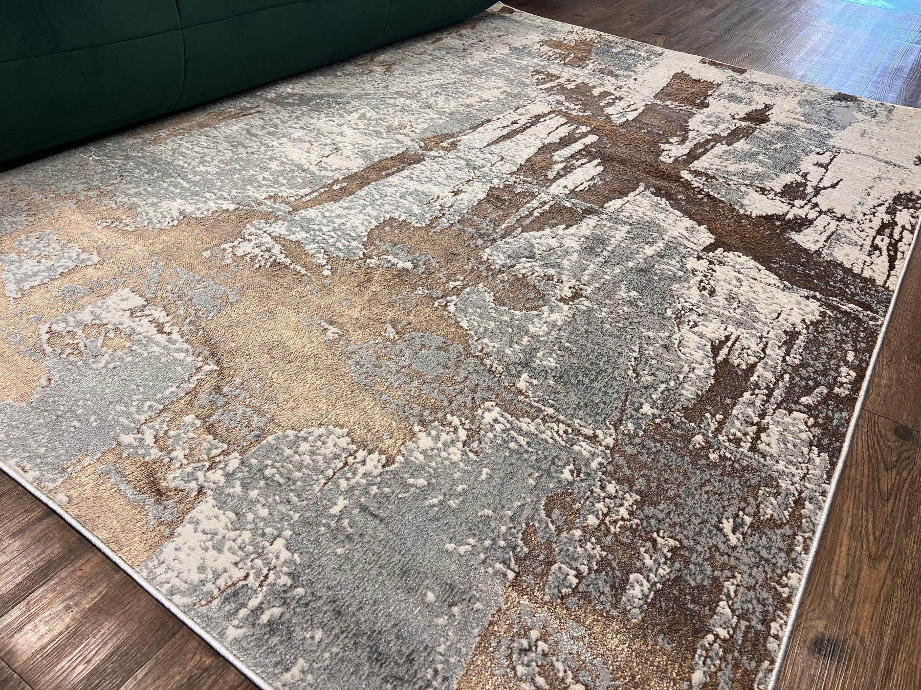 La colección KAI combina elegancia contemporánea con una textura luminosa que realza cualquier espacio. Confeccionados en una mezcla de poliéster y viscosa brillante, estos tapetes ofrecen un acabado suave al tacto y un sutil efecto de brillo que aporta sofisticación visual. Su respaldo 100% de algodón brinda estabilidad y durabilidad, mientras que su elaboración en telar a máquina garantiza precisión en cada detalle.


El tono de los colores pueden variar ligeramente según la&nbsp;iluminación&nbsp;de las f