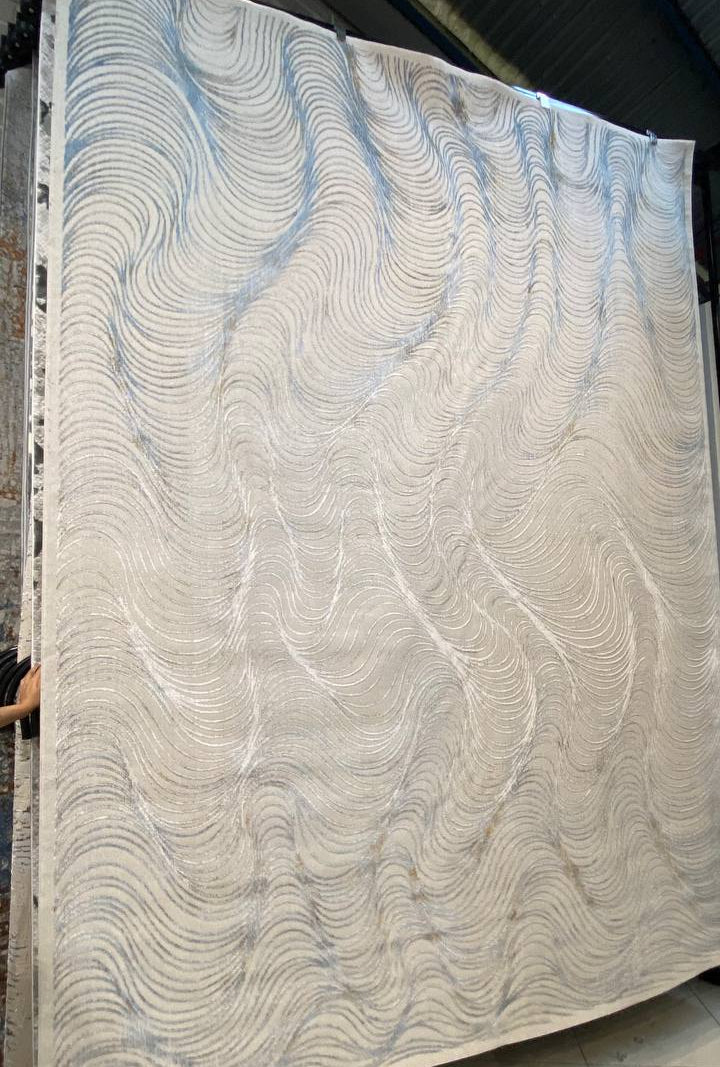 La colección KAI combina elegancia contemporánea con una textura luminosa que realza cualquier espacio.Este tapete con patron en tonos azules fue confeccionado en una mezcla de poliéster y&nbsp;viscosa brillante, estos tapetes ofrecen un acabado suave al tacto y un sutil efecto de brillo que aporta sofisticación visual. Su respaldo 100% de algodón brinda estabilidad y durabilidad, mientras que su elaboración en telar a máquina garantiza precisión en cada detalle.


El tono de los colores pueden variar liger