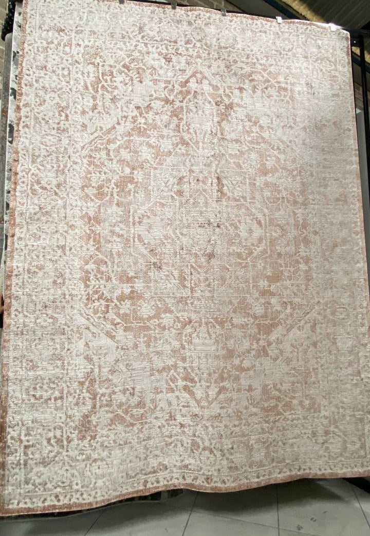 La colección KAI combina elegancia contemporánea con una textura luminosa que realza cualquier espacio, este tapete tiene su versión redodanda de 2.40 metros de diametro. Confeccionados en una mezcla de poliéster y&nbsp;viscosa brillante, estos tapetes ofrecen un acabado suave al tacto y un sutil efecto de brillo que aporta sofisticación visual. Su respaldo 100% de algodón brinda estabilidad y durabilidad, mientras que su elaboración en telar a máquina garantiza precisión en cada detalle.


El tono de los c