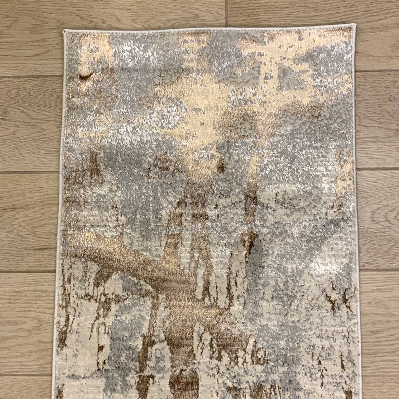 La colección KAI combina elegancia contemporánea con una textura luminosa que realza cualquier espacio. Confeccionados en una mezcla de poliéster y viscosa brillante, estos tapetes ofrecen un acabado suave al tacto y un sutil efecto de brillo que aporta sofisticación visual. Su respaldo 100% de algodón brinda estabilidad y durabilidad, mientras que su elaboración en telar a máquina garantiza precisión en cada detalle.


El tono de los colores pueden variar ligeramente según la&nbsp;iluminación&nbsp;de las f