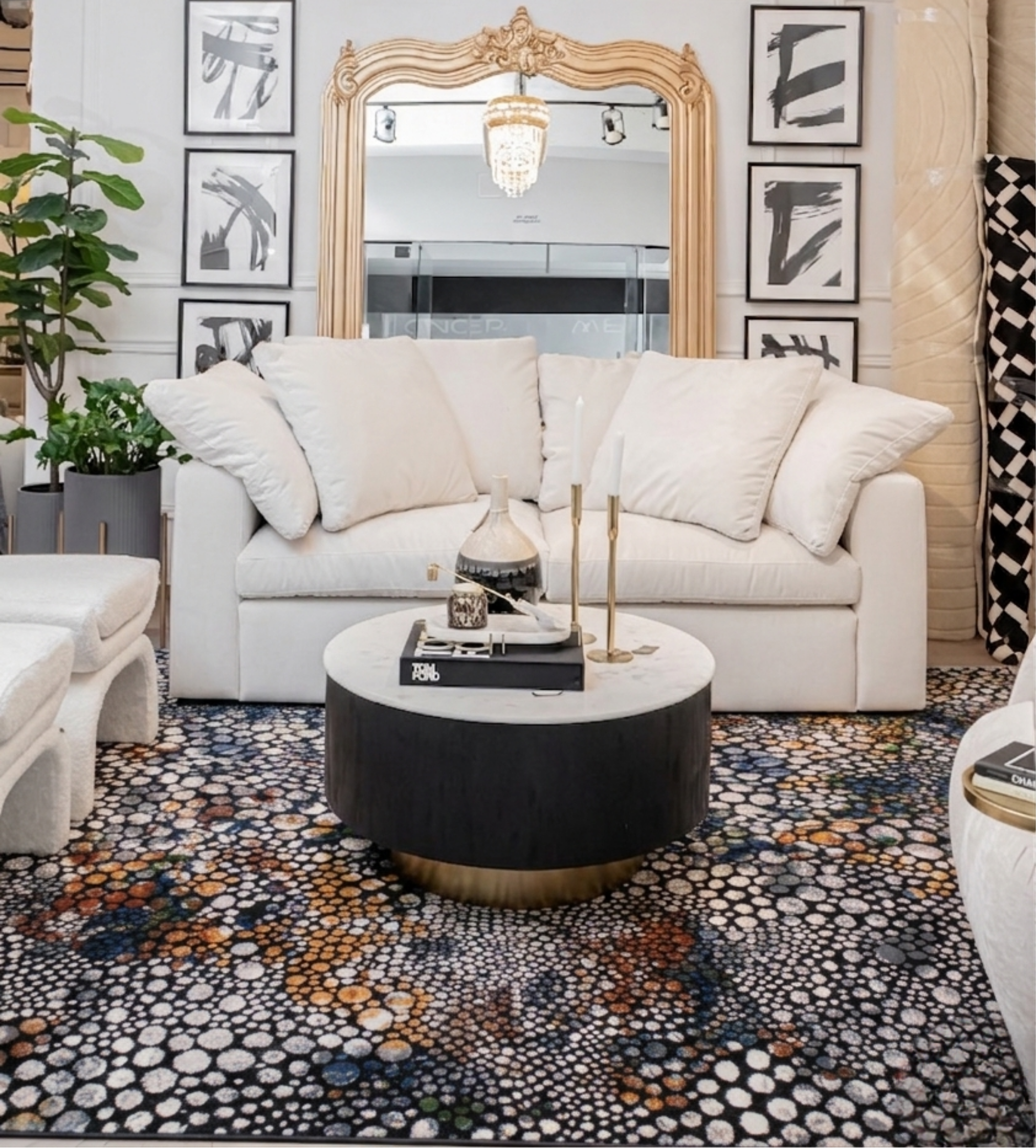 La colección LALA &nbsp;combina elegancia contemporánea con una textura luminosa que realza cualquier espacio. Este tapete multicolor con texturas inovadoras es confeccionado en una mezcla de poliéster y viscosa brillante, estos tapetes ofrecen un acabado suave al tacto y un sutil efecto de brillo que aporta sofisticación visual. Su respaldo 100% de algodón brinda estabilidad y durabilidad, mientras que su elaboración en telar a máquina garantiza precisión en cada detalle.