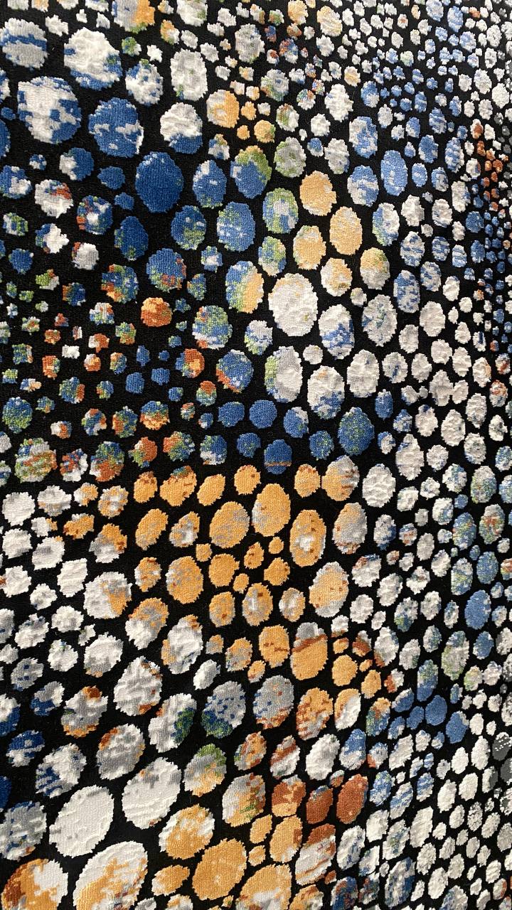 La colección LALA &nbsp;combina elegancia contemporánea con una textura luminosa que realza cualquier espacio. Este tapete multicolor con texturas inovadoras es confeccionado en una mezcla de poliéster y viscosa brillante, estos tapetes ofrecen un acabado suave al tacto y un sutil efecto de brillo que aporta sofisticación visual. Su respaldo 100% de algodón brinda estabilidad y durabilidad, mientras que su elaboración en telar a máquina garantiza precisión en cada detalle.

El tono de los colores puede vari