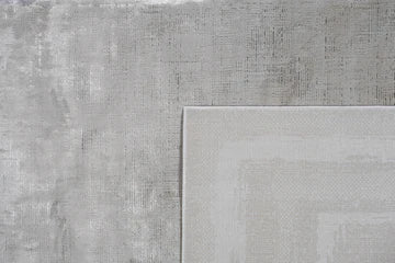 La colección LEÓN combina elegancia contemporánea con una textura luminosa que aporta sofisticación a cualquier espacio. Elaborado con una mezcla de poliéster y viscosa brillante, ofrece un acabado suave al tacto y un sutil efecto de brillo.

Su respaldo 100% algodón brinda mayor estabilidad y durabilidad, mientras que su fabricación en telar mecánico garantiza calidad y precisión en cada detalle.

Características:
• 100% poliéster / viscosa brillante
• Reverso 100% algodón
• Telar mecánico
• Hecho en Turqu