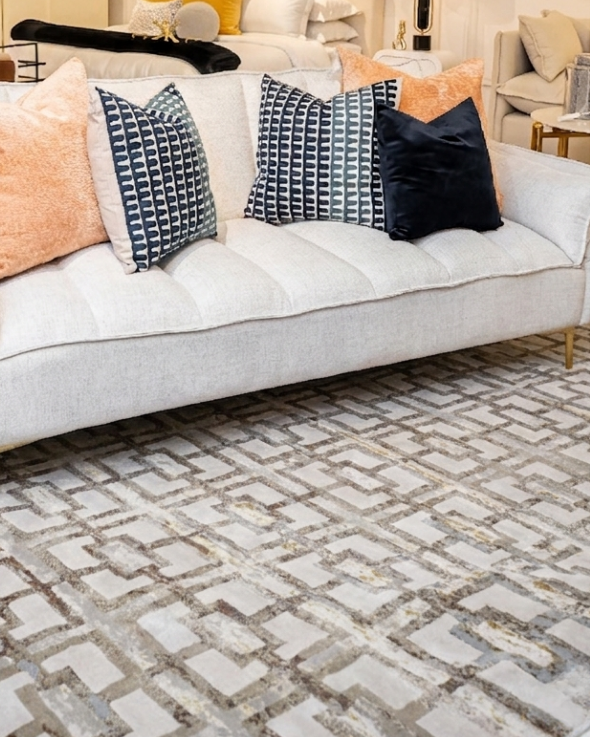 La colección MAXIMUS combina diseño contemporáneo y funcionalidad en una propuesta que transforma el color según la perspectiva y la luz, creando un efecto visual dinámico que aporta profundidad y elegancia a cualquier espacio.

Su estructura de tejido plano facilita la limpieza y evita el desprendimiento de fibras, convirtiéndolo en una opción práctica para salas, comedores o áreas familiares. Apto para interiores y exteriores techados, siempre que se mantenga seco.

Características:
• Material: 60% polipr
