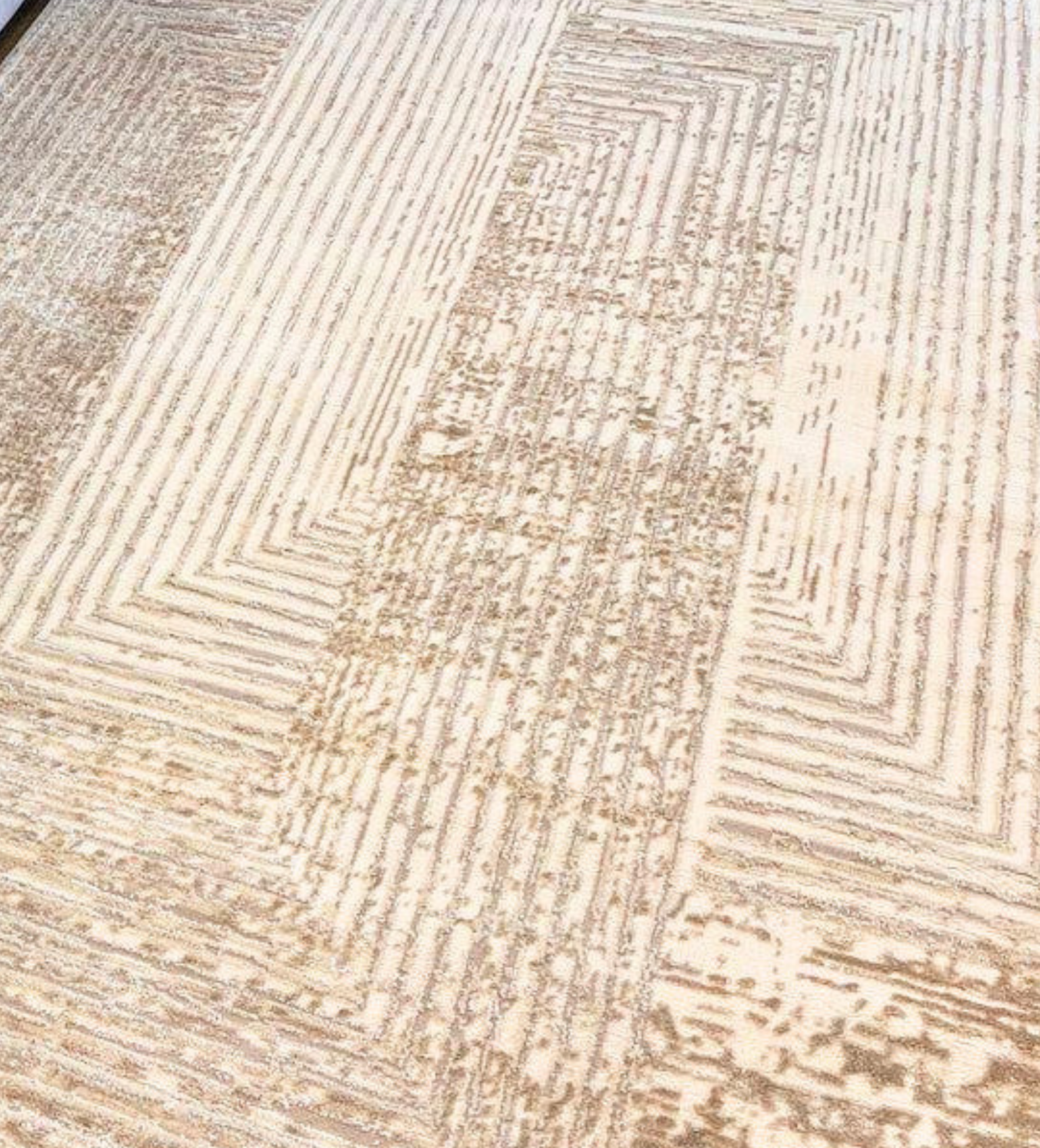 Presentamos nuestra colección de alfombras NUDE : una sofisticada combinación de tonos beige y moca cálidos. Elaboradas con una textura de relieve para mayor profundidad, cada pieza presenta una combinación única de dos tipos de hilo de primera calidad, creando una sensación suave y tridimensional. Con un estilo moderno ya la vez versátil, esta colección aporta un toque jugador y relajado en cualquier espacio. El equilibrio perfecto entre elegancia informal y diseño refinado.&nbsp;

El tono de los colores p