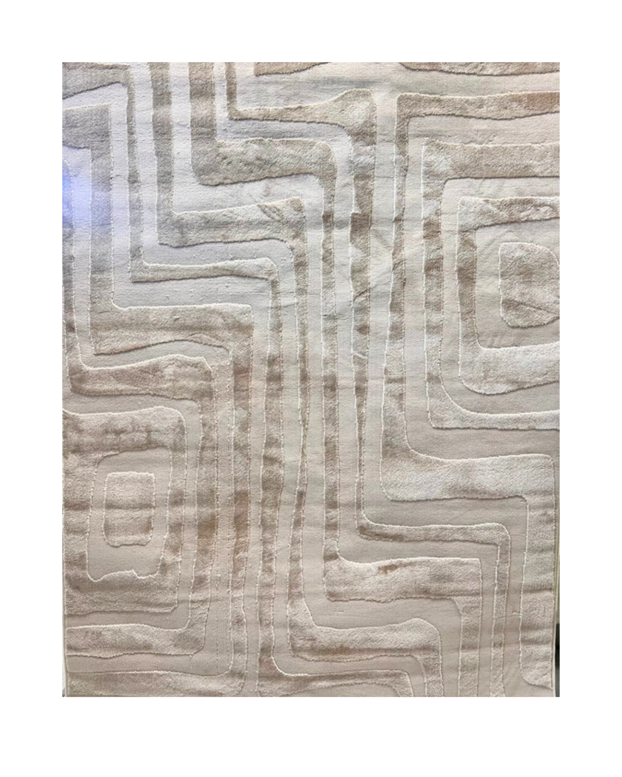 Presentamos nuestra colección de alfombras NUDE : una sofisticada combinación de tonos beige y moca cálidos. Elaboradas con una textura de relieve para mayor profundidad, cada pieza presenta una combinación única de dos tipos de hilo de primera calidad, creando una sensación suave y tridimensional. Con un estilo moderno ya la vez versátil, esta colección aporta un toque jugador y relajado en cualquier espacio. El equilibrio perfecto entre elegancia informal y diseño refinado.&nbsp;

El tono de los colores p