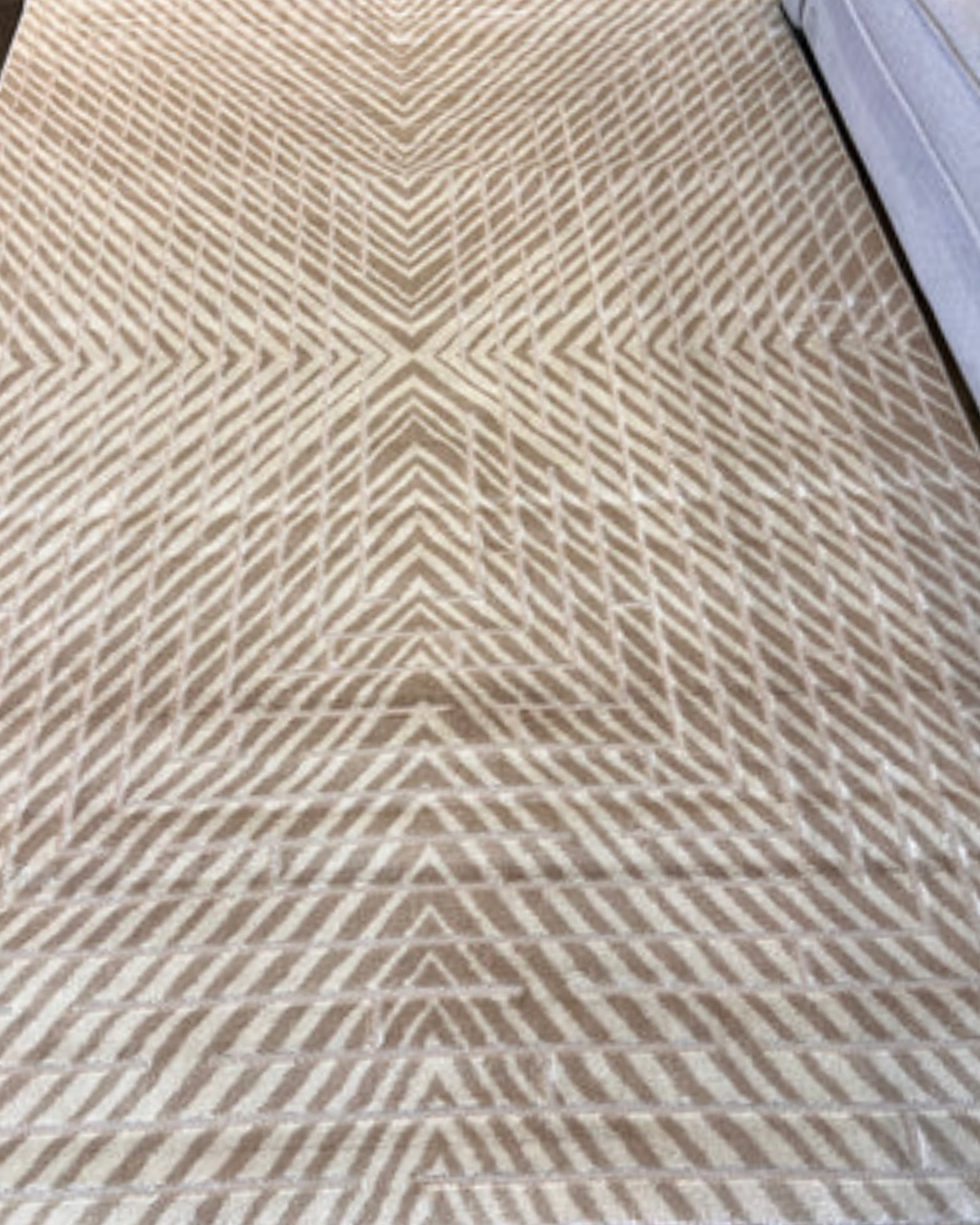 Presentamos nuestra colección de alfombras NUDE : una sofisticada combinación de tonos beige y moca cálidos. Elaboradas con una textura de relieve para mayor profundidad, cada pieza presenta una combinación única de dos tipos de hilo de primera calidad, creando una sensación suave y tridimensional. Con un estilo moderno ya la vez versátil, esta colección aporta un toque jugador y relajado en cualquier espacio. El equilibrio perfecto entre elegancia informal y diseño refinado.&nbsp;

El tono de los colores p