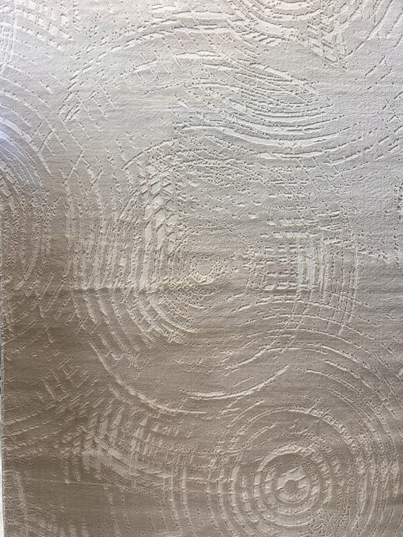 Presentamos nuestra última colección de alfombras de diseño NUDE&nbsp;: una sofisticada combinación de tonos beige y moca cálidos. Elaboradas con una textura de relieve para mayor profundidad, cada pieza presenta una combinación única de dos tipos de hilo de primera calidad, creando una sensación suave y tridimensional. Con un estilo moderno y a la vez versátil, esta colección aporta un toque playero y relajado a cualquier espacio. El equilibrio perfecto entre elegancia informal y diseño refinado.